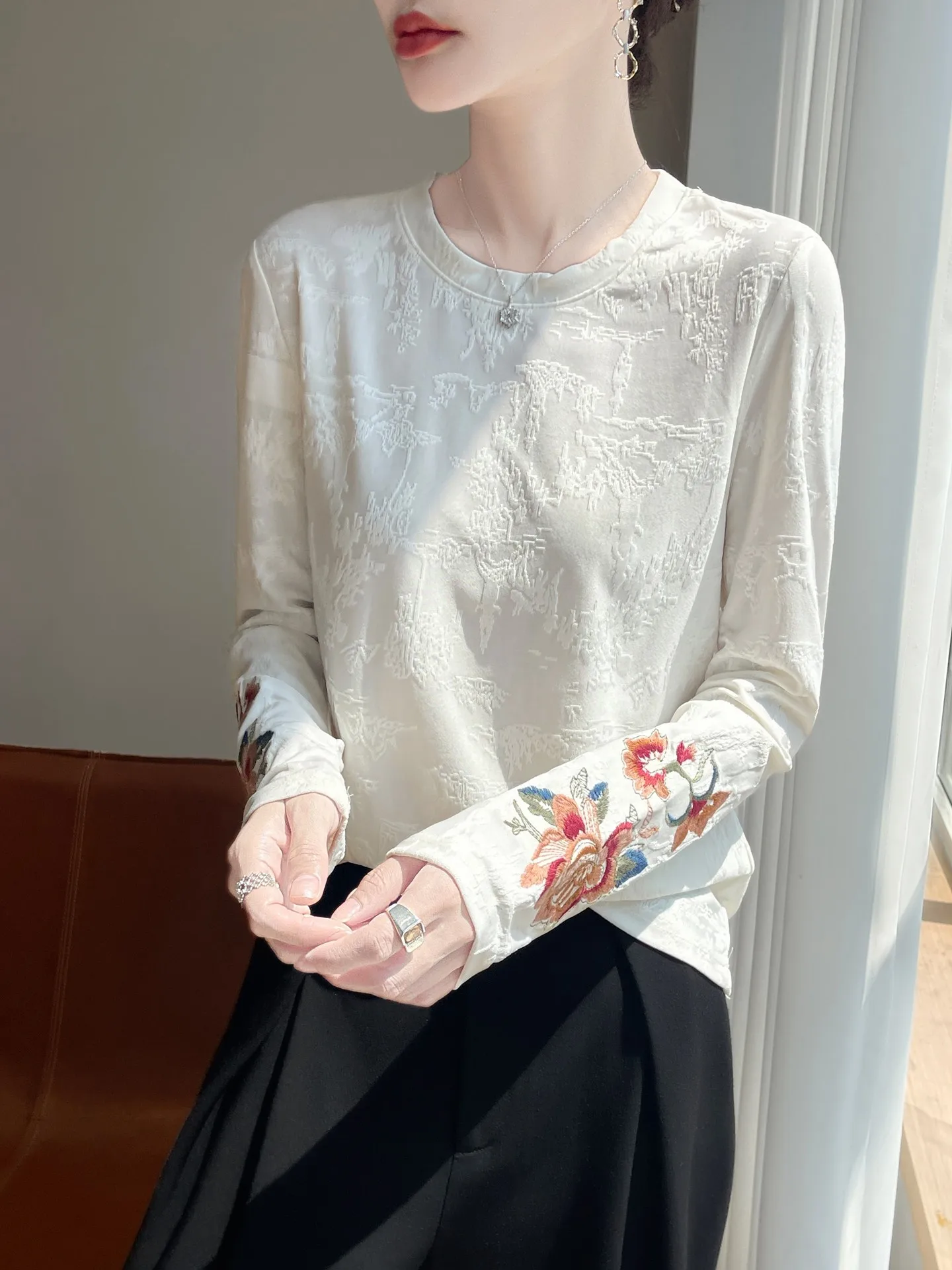 

Китайская вязаная футболка с длинным рукавом и круглым вырезом, женская универсальная футболка с вышивкой, облегающая внутренняя одежда, топ