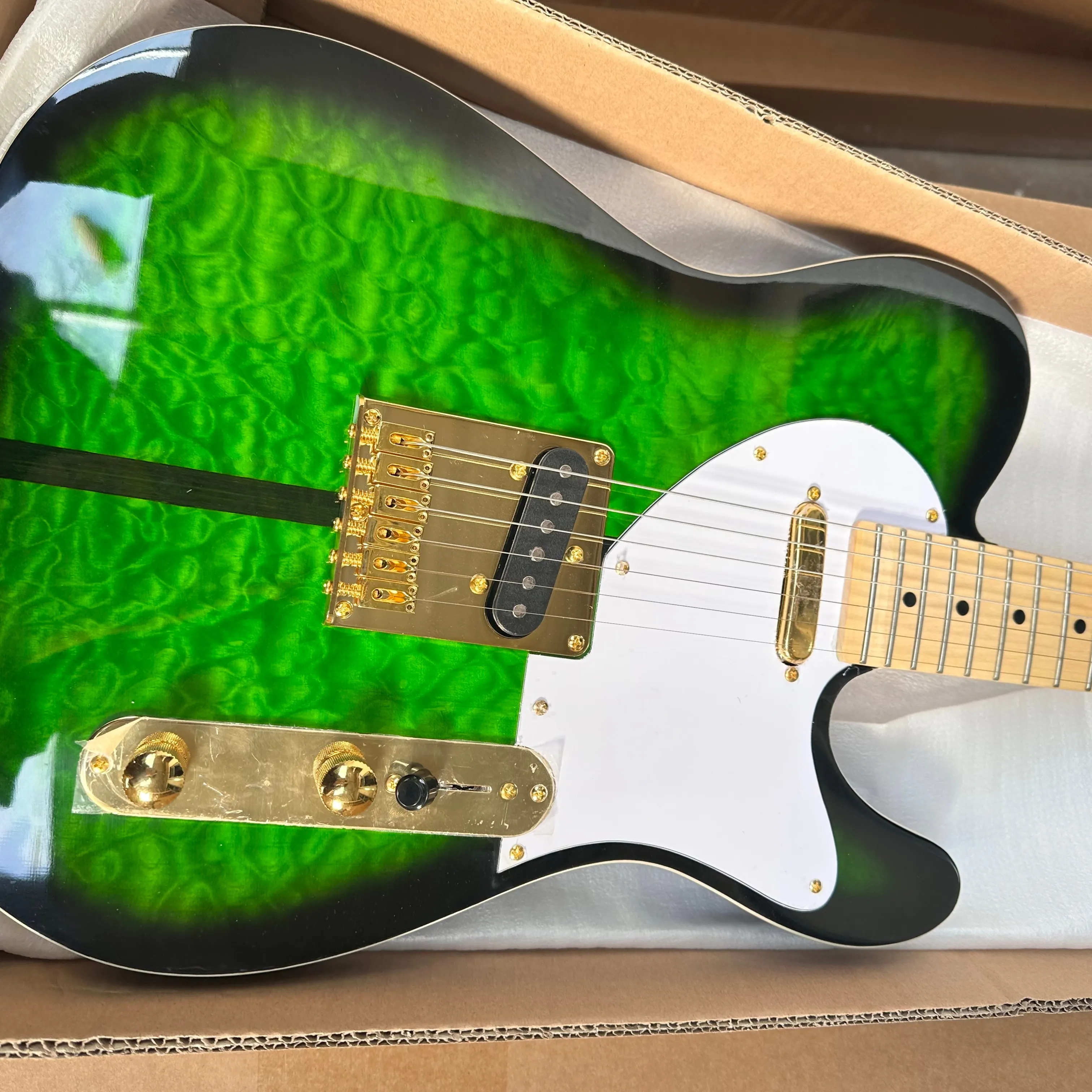 Classic Style with Chamfered Design, Green Electric Guitar with Corrugated Panel, 6-series Maple Fingerboard Suitable for Beginners and Professionals