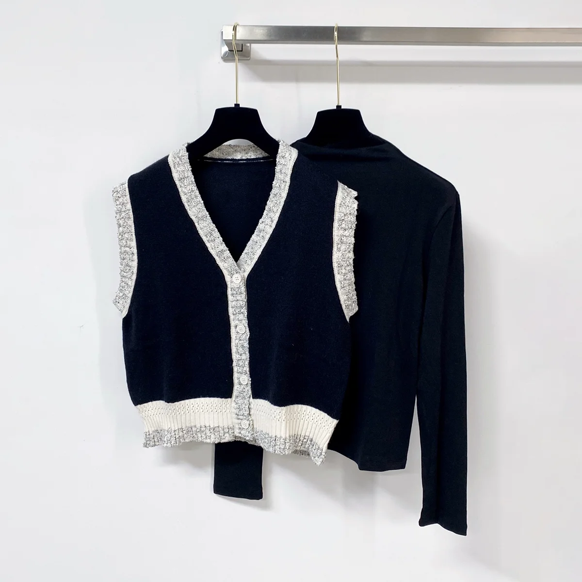 2026 High quality women's clothing Korean retro lace knitted vest two-piece set26921132
