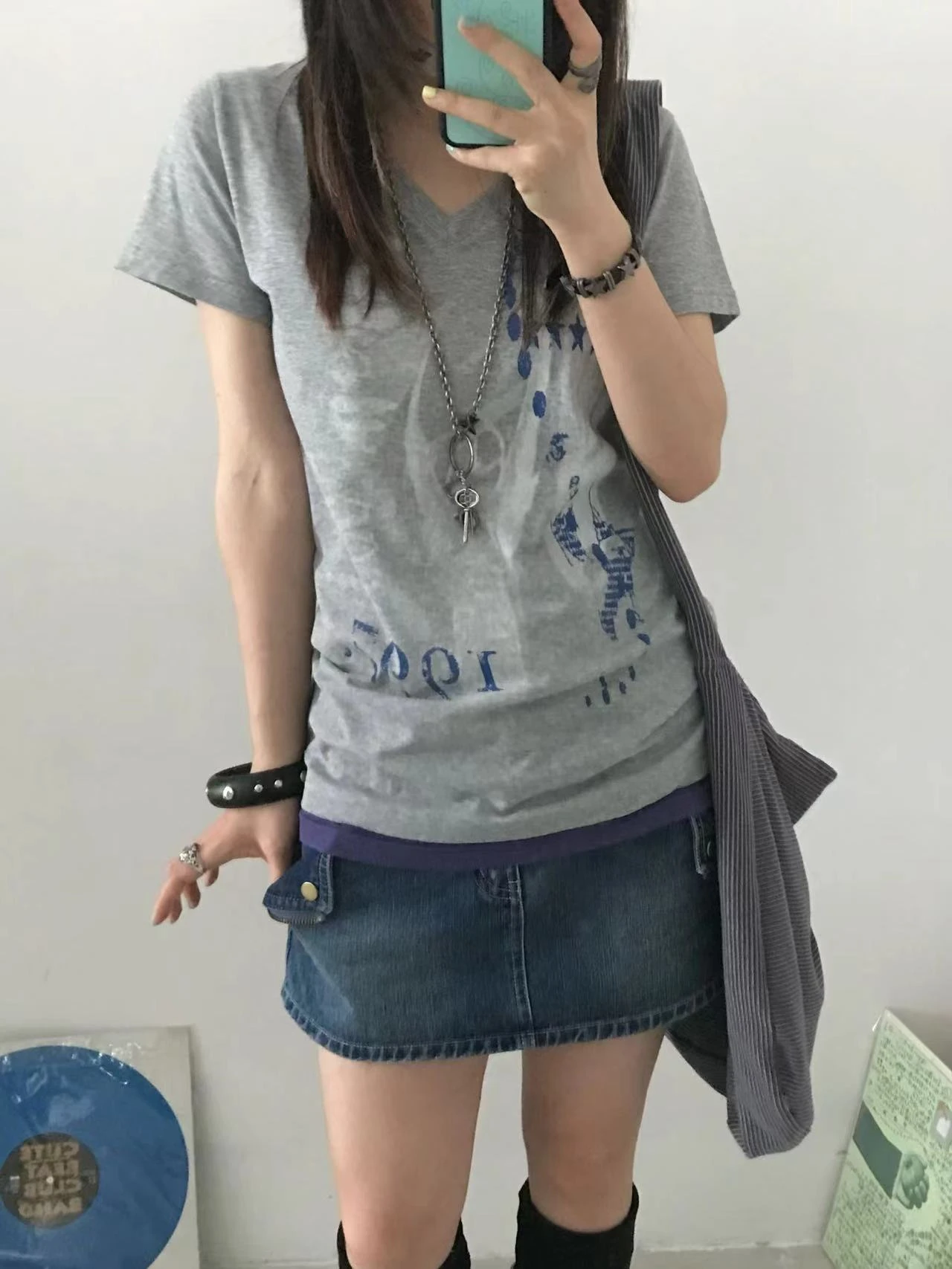 Karrram Japanisches Y2k Fake Zweiteiler-T-Shirt, Trashy 2000er-Jahre-Oberteil mit Buchstaben-Print und V-Ausschnitt, Vintage Harajuku Streetwear, American Retro 90er-Jahre – Detail 15