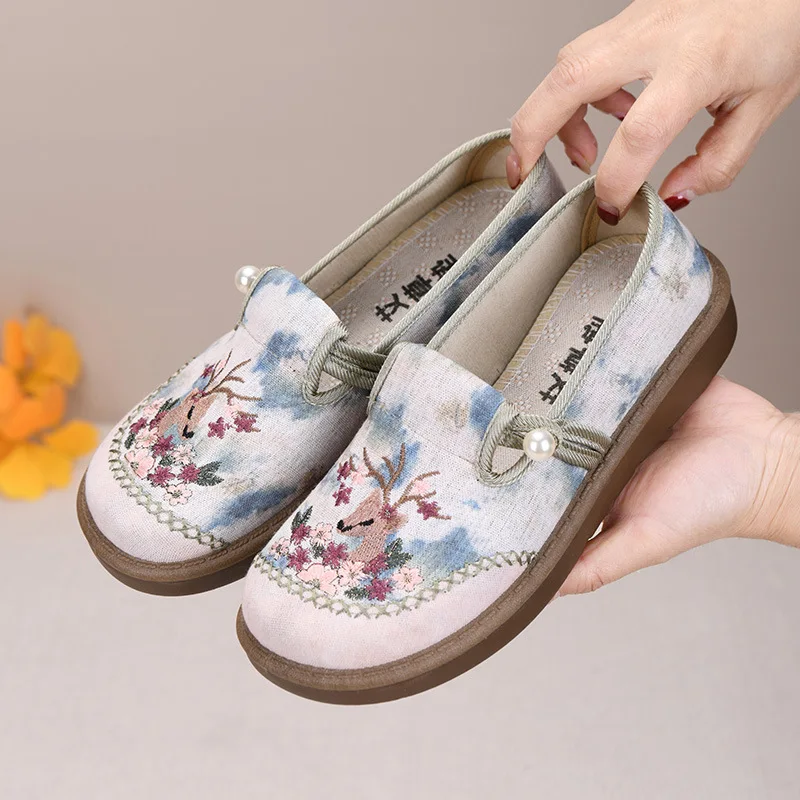 2025 New All-match Spring Autumn Women Ethnic Style Embroidered Old Beijing Cloth Shoe Female Mother Casual Comfort Shoes