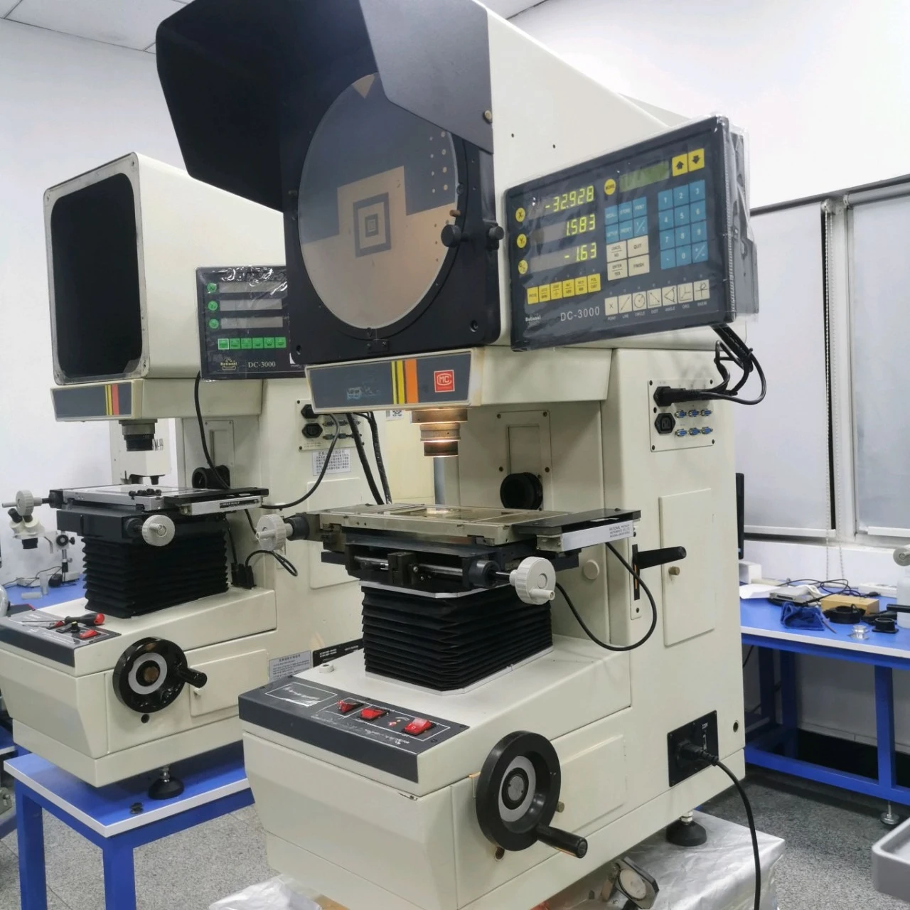 Proyectores delanteros y traseros, proyectores digitales, verticales de alta definición.