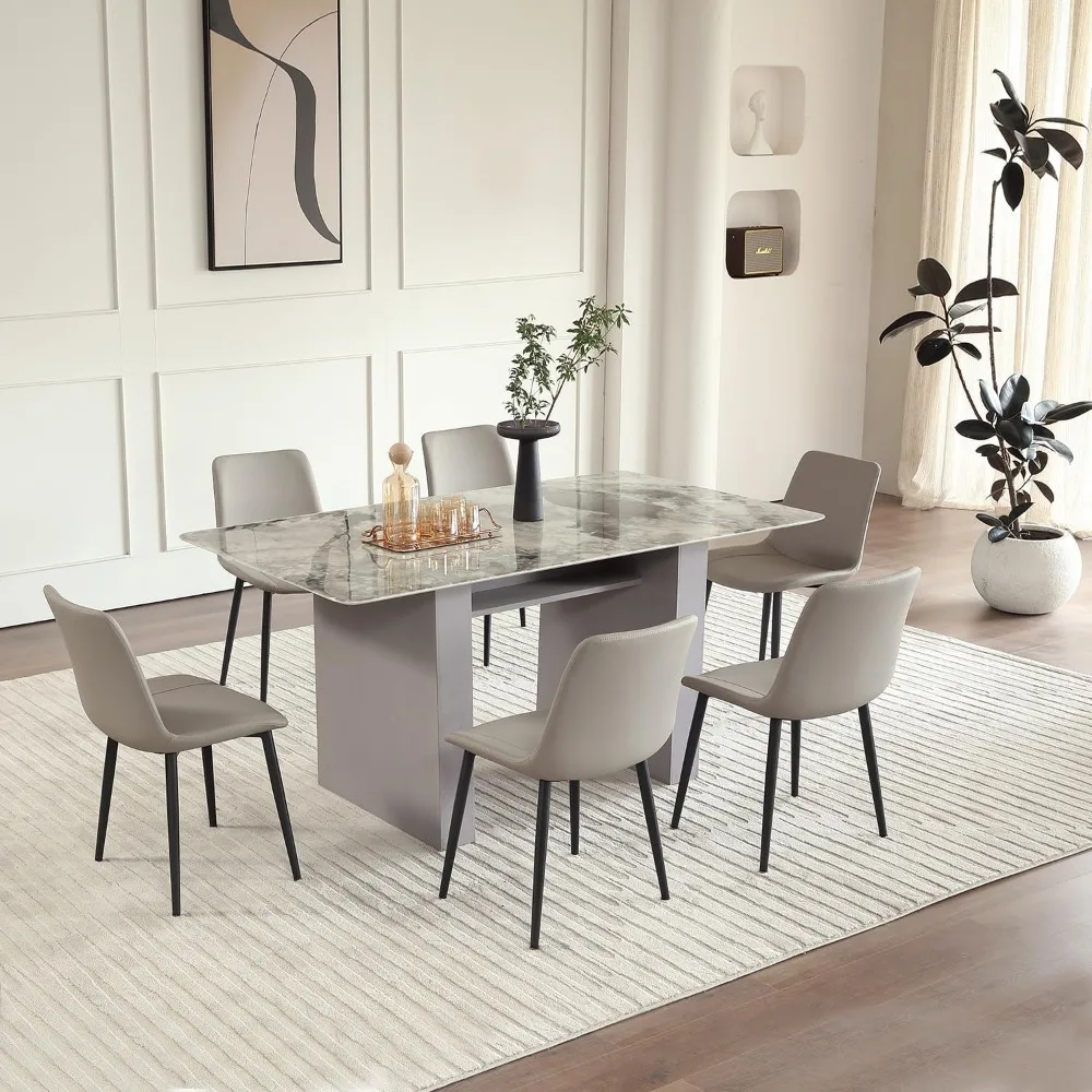 paar moderne kunstleren eetkamerstoelen uit het midden van de eeuw voor comfortabele keukenzitplaatsen