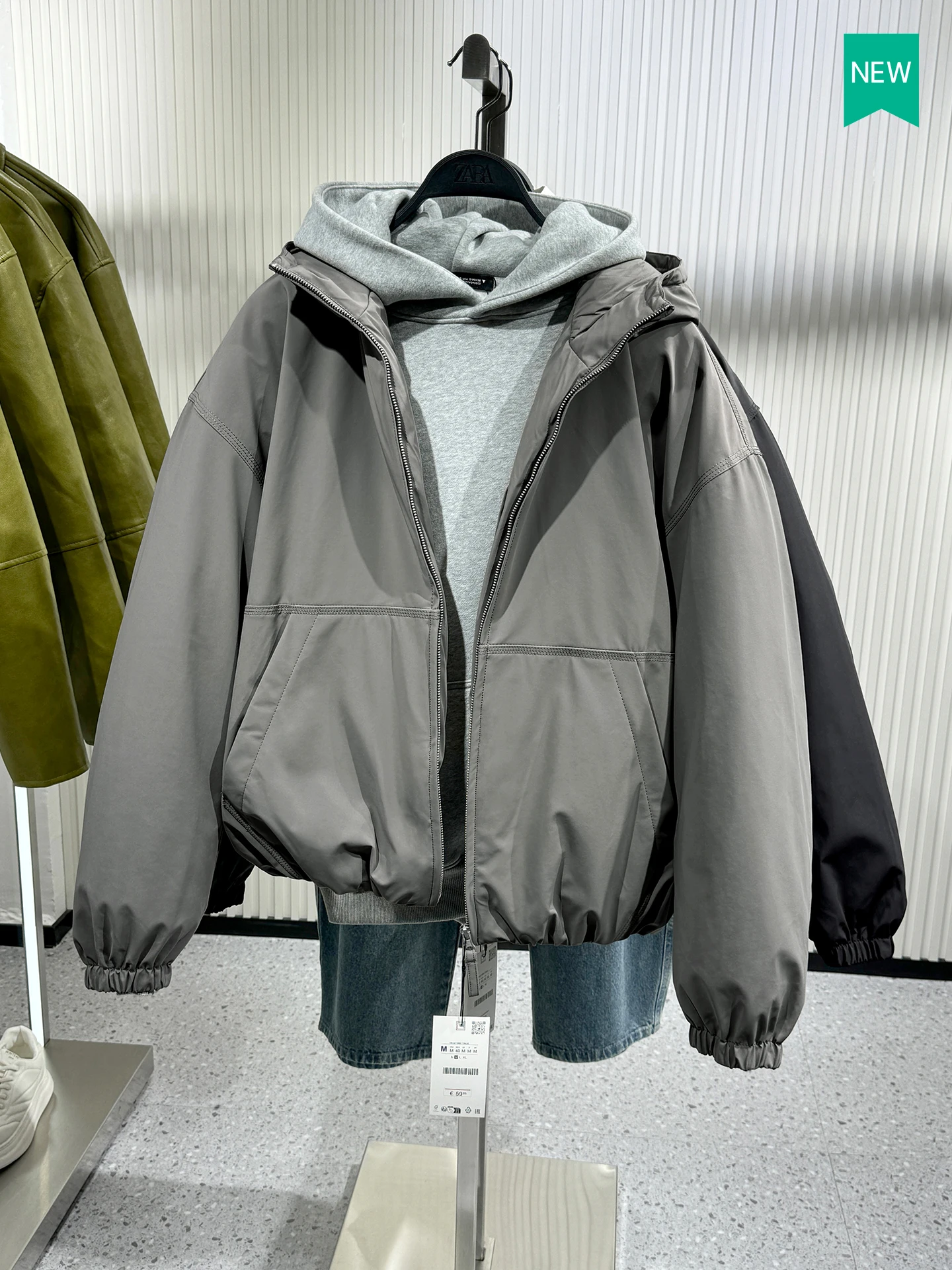 

Новая зимняя мужская куртка свободного кроя из технологичной ткани с хлопком, теплая, повседневная, с капюшоном, эластичным низом, длинными рукавами, на молнии