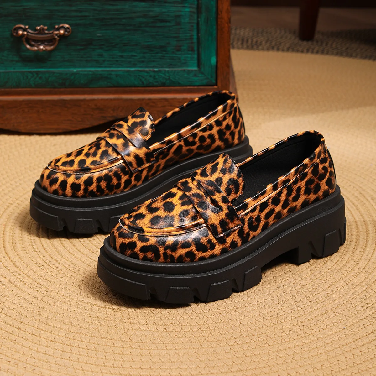 

Women's Large Size Low-top Leopard Print Shoes British Style Thick-soled Slip-on Leather Loafers Outdoor Comfortable Casual Shoe