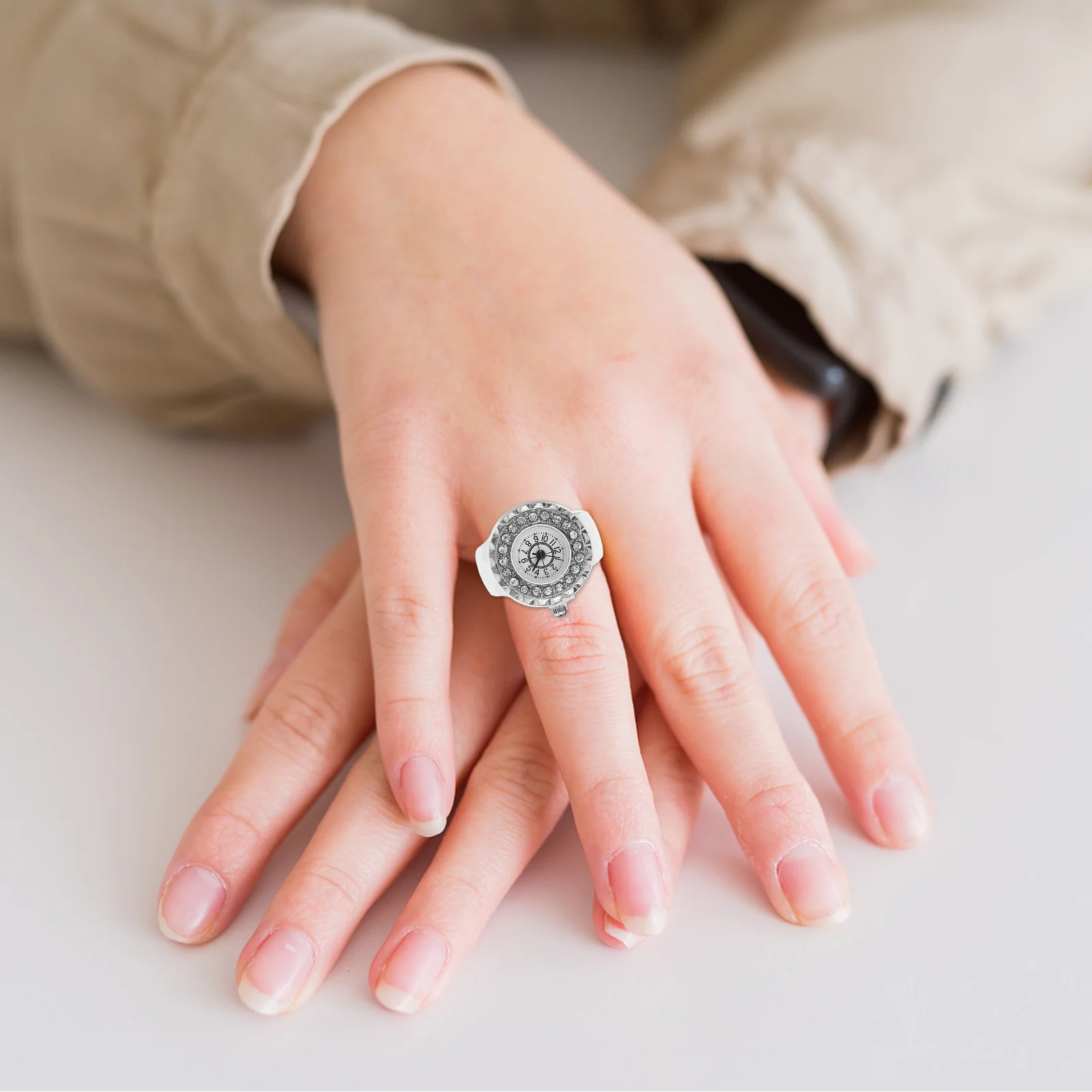 

Diamond Inlaid Women Zinc Alloy Mini Electronic Finger Jewelry Watch Decorative Finger Timepiece Electronic Ring Watch