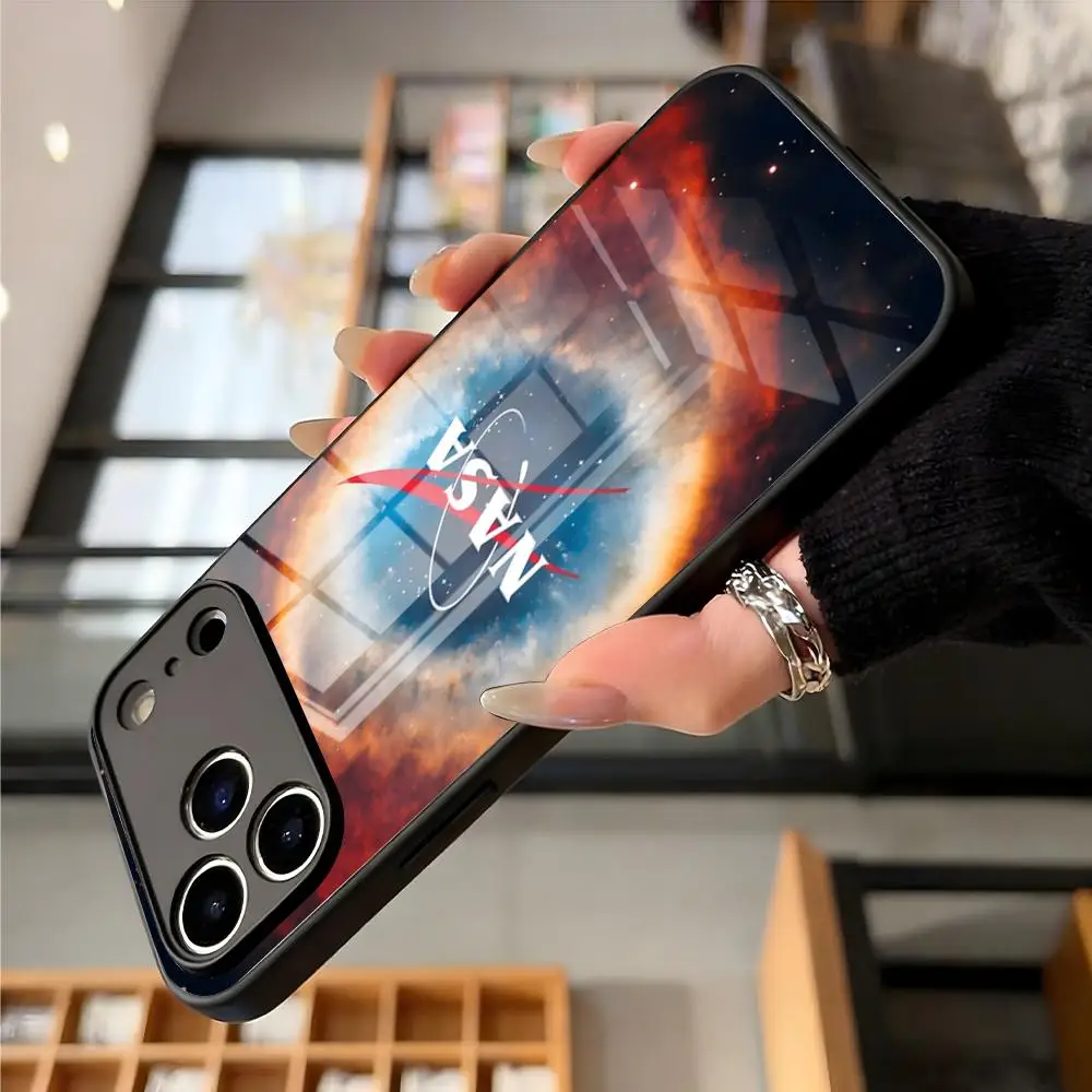 N-NasaS-Fashion Coole Logo-Handyhülle für iPhone 17 Air 16 E Pro Max 15 14 13 Mini 12 Pro 11 Max Plus Schwarze Glasabdeckung