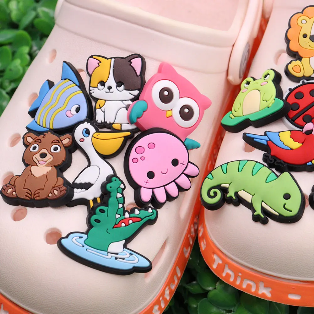 Neuankömmling 1 stücke PVC Cartoon Schuh Charms Pfau Katze Papagei Fisch Sandalen Dekoration Zubehör für Clog Pin Kid Party Weihnachts geschenk