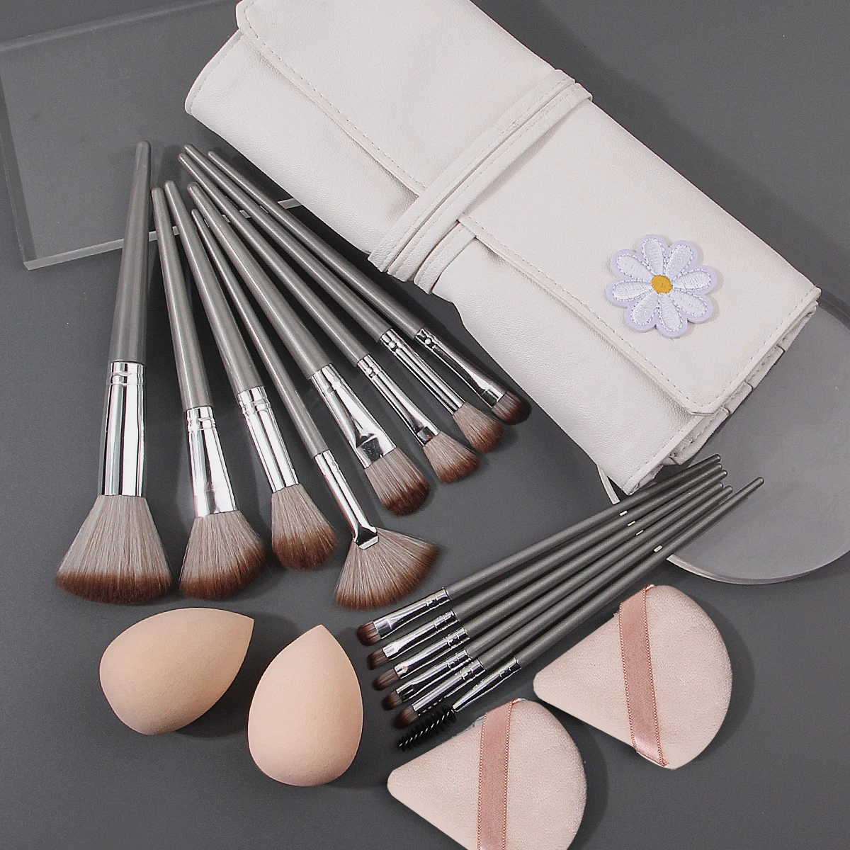 The 19PCS high-quality makeup brush set includes a multi-purpose facial brush, a soft sponge egg powder puff and a strap bag