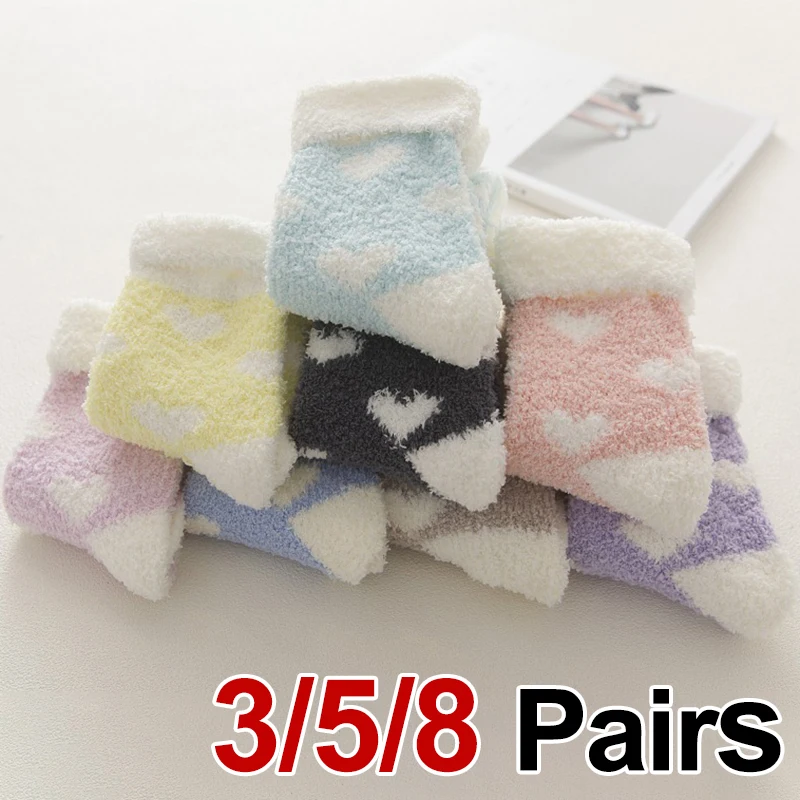 3/5/8 Paar Winter-Socken mit Flansch, aus Korallenfleece, mittelhohe Schaftweite, in Bonbonfarben, mit Herzmuster, dick, flauschig, isolierend, für den Innenbereich und zum Tragen zu Hause.
