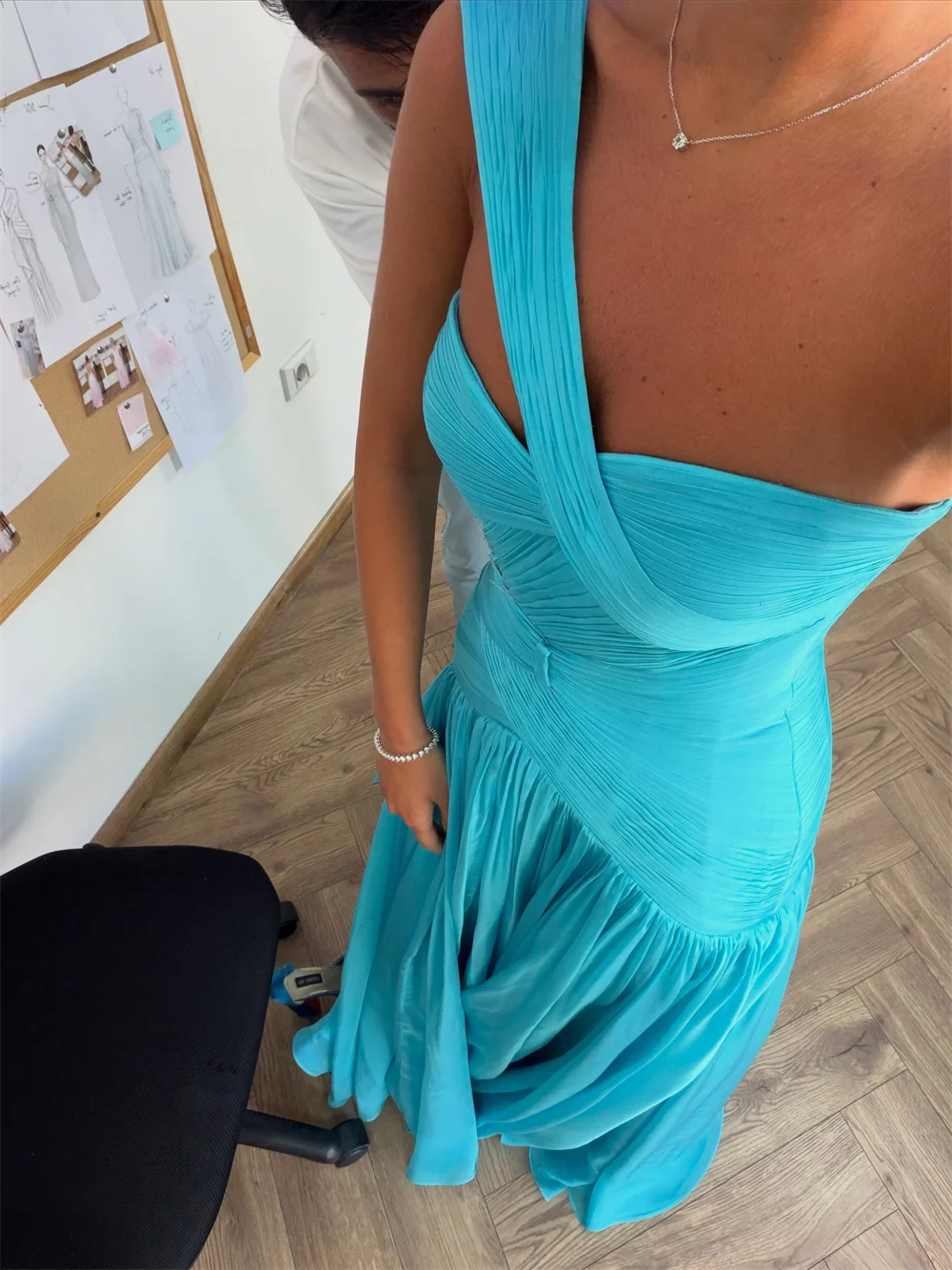 Vestidos de Noche Elegantes de Chifón Azul con Pedrería Personalizados Contessa, Estilo A-Line sin Tirantes con Chal, Plisados Formales para Fiesta de Gala