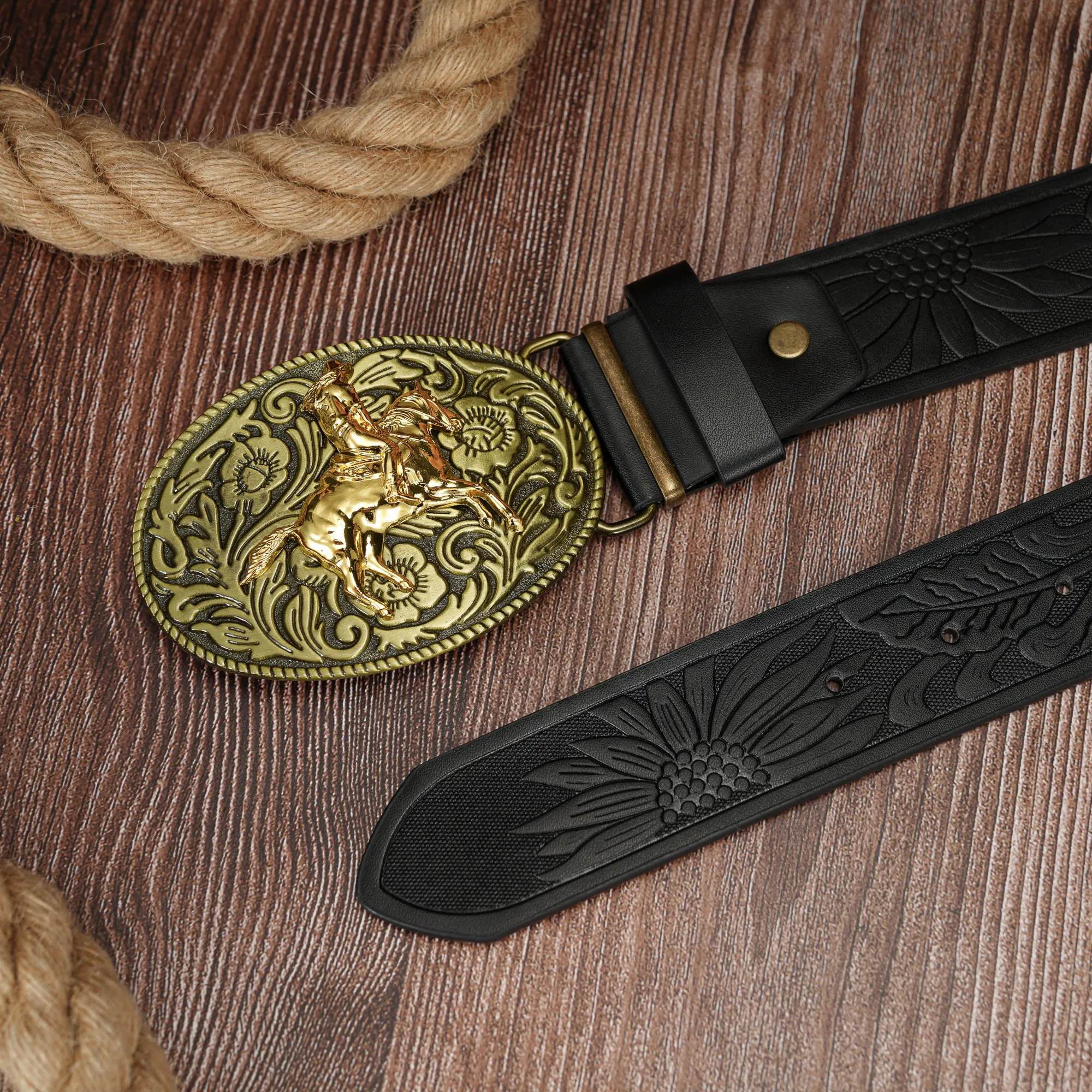 هذا الحزام المزخرف من البولي يوريثان القديم والفريد مع إبزيم سفلي بنمط رأس الثور ومناسب لكل من الرجال والنساء