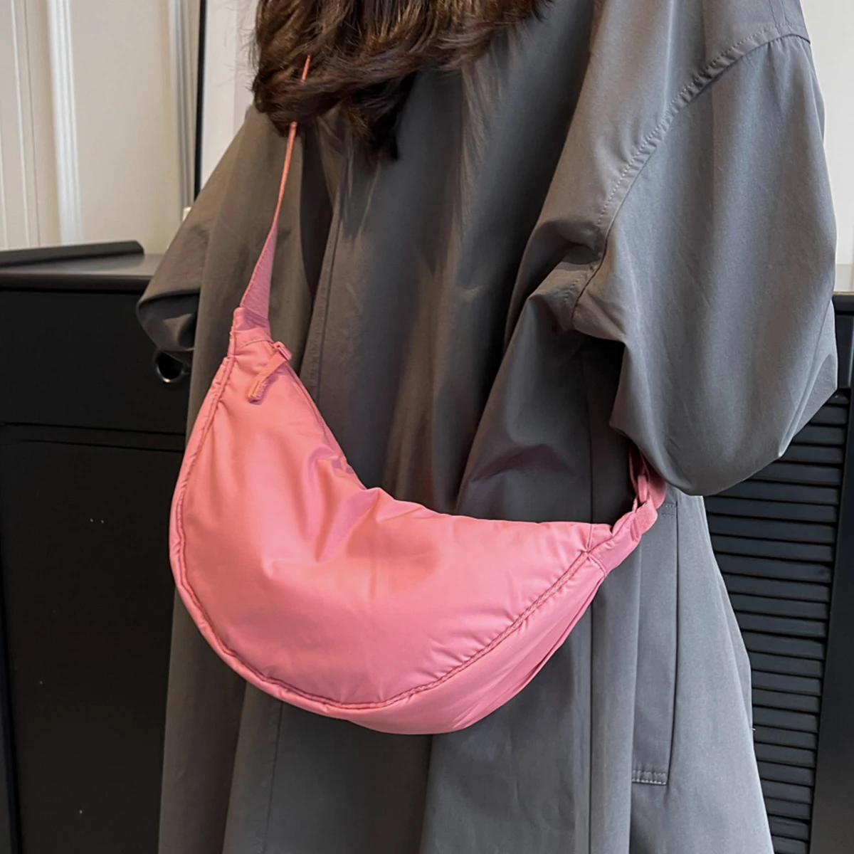 Neue, schlichte, wasserdichte Umhängetasche für Damen, tragbare Tasche zum Tragen unter dem Arm, geräumige, lässige Schultertasche für Herren, leichte Reisetasche aus Canvas zum Einkaufen und Wandern. – Detail 1