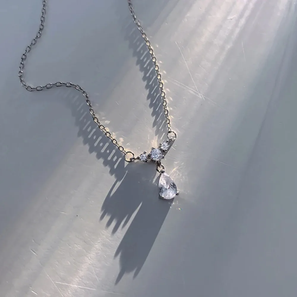 نمط رومانسي رائع قطرة الماء قلادة فاخرة شكل هندسي ضوء فاخر المتخصصة سلسلة الترقوة بسيطة