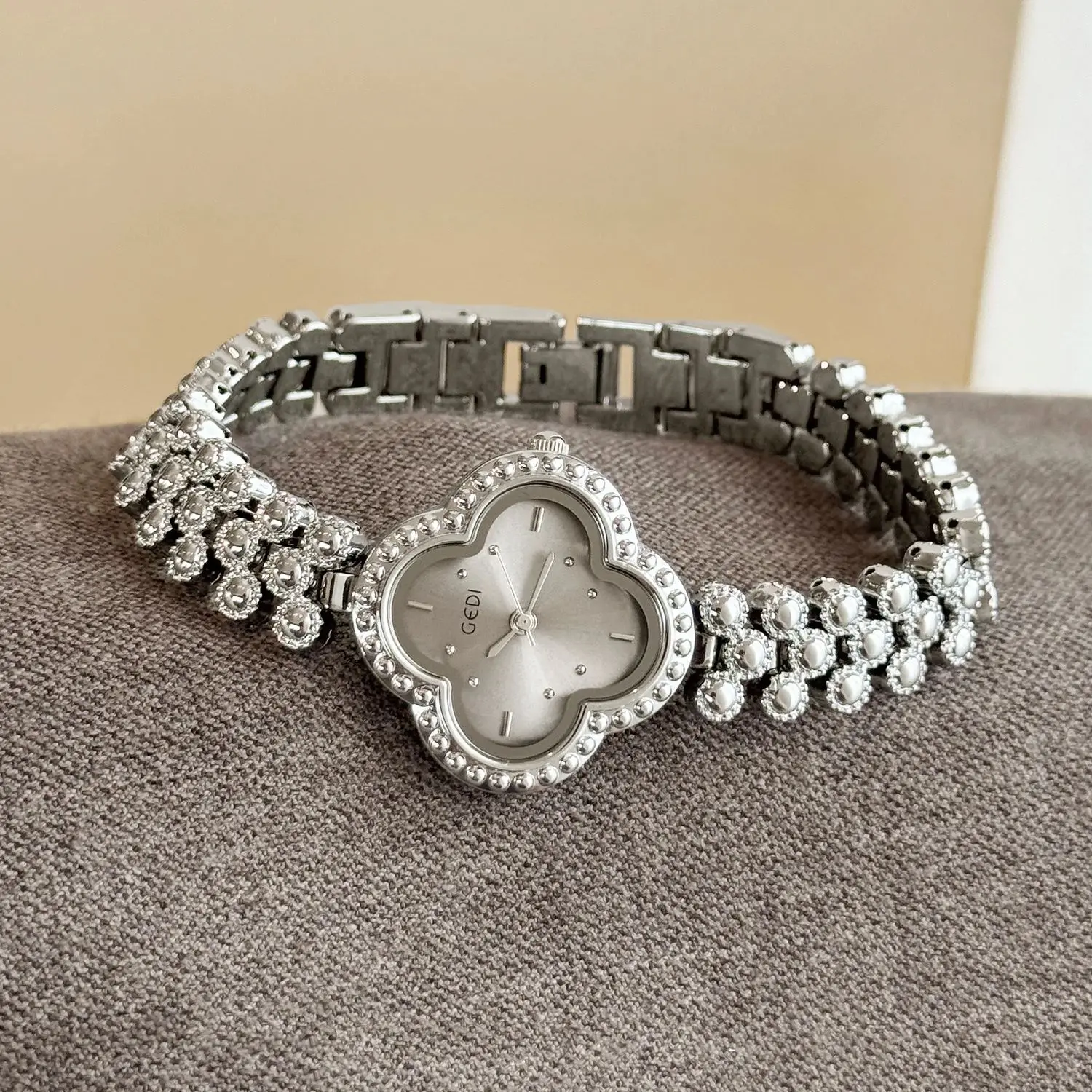 Jam Tangan Mewah Modis untuk Wanita, Jam Tangan Gelang Bermotif Bunga, Jam Tangan Kuarsa Tahan Air yang Indah, Hadiah untuk Wanita