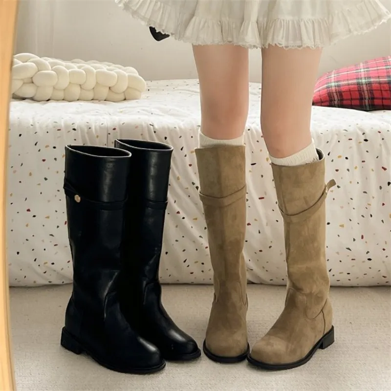 Retro-kasual knielange Stiefel. Verstecktes Design zur Höhenvergrößerung. Runde Zehen, niedriger Absatz, lange, dicke Stiefel für einen Cowboy-Look. – Detail 3