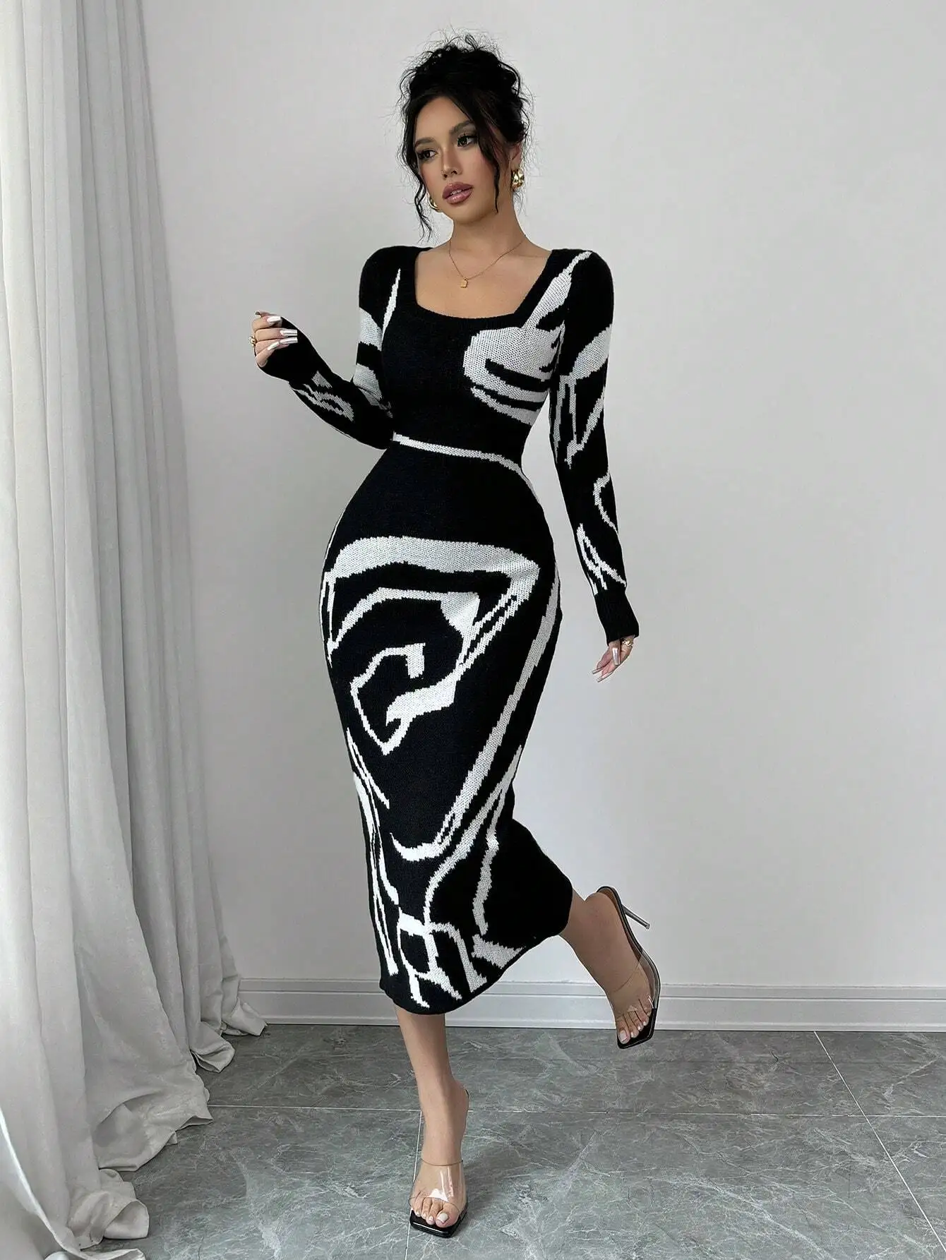 

Женское черно-белое трикотажное платье миди с абстрактным принтом и длинными рукавами для осени и зимы
