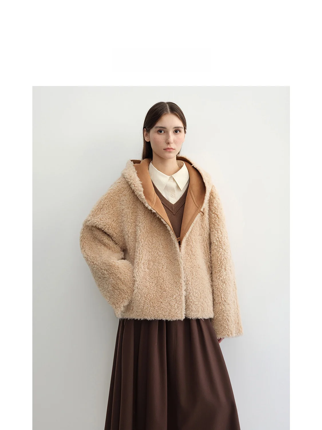 معطف صوف فرو قابل للارتداء على الوجهين من LeTrans مع أزرار قرنية وغطاء رأس، تصميم كلاسيكي أنيق ودافئ للنساء الشابات