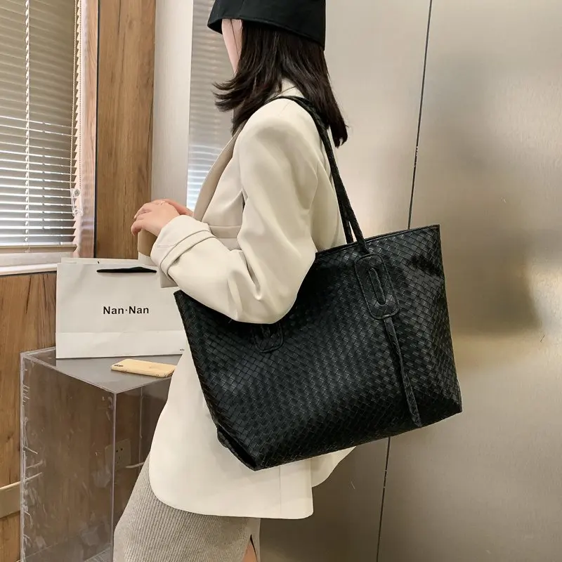 Designer Woven Large Capacity Shoulder Bag Woman Fashion High Quality Pu Leather Handbag Women Simple Solid Large Shopping Tote