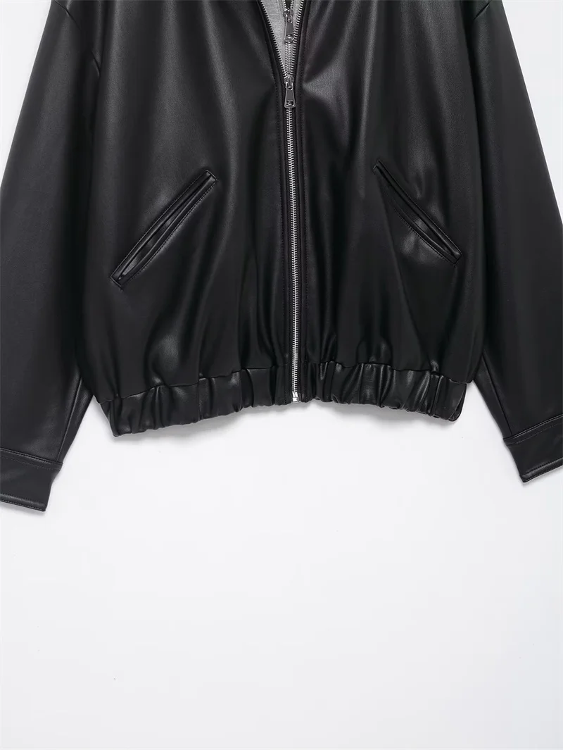 เสื้อแจ็คเก็ตผู้หญิง 2025 รุ่นใหม่ ฤดูใบไม้ร่วง สีดำ แขนยาว หนังเทียม แต่งผ้าแบบแพทช์เวิร์ค สไตล์ไบค์เกอร์ ทันสมัยและแฟชั่น