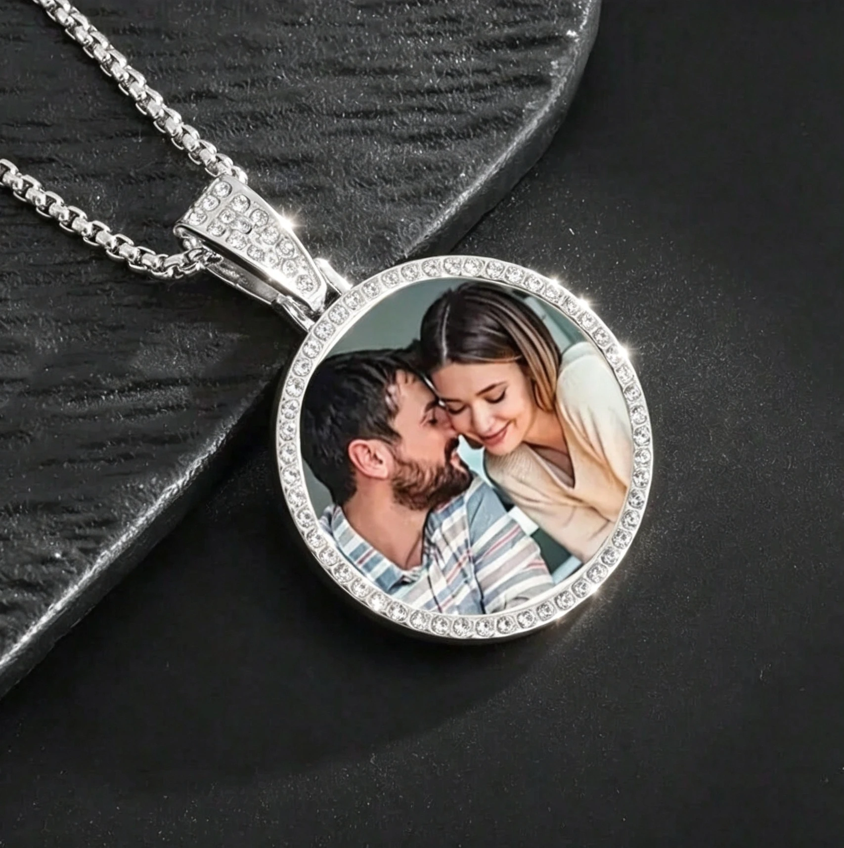 1 Piece Custom Photo Necklace, Couple Personalized Photo Frame Pendant,  Round Memory Pendant Necklace with Rope Chain