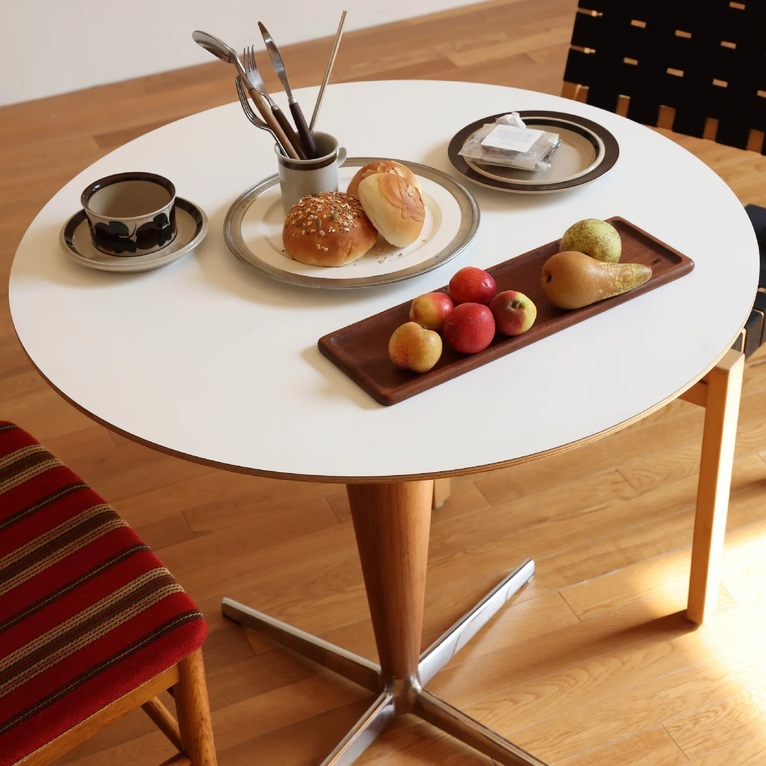 Small household modern simple light luxury round table, medieval white meal r *