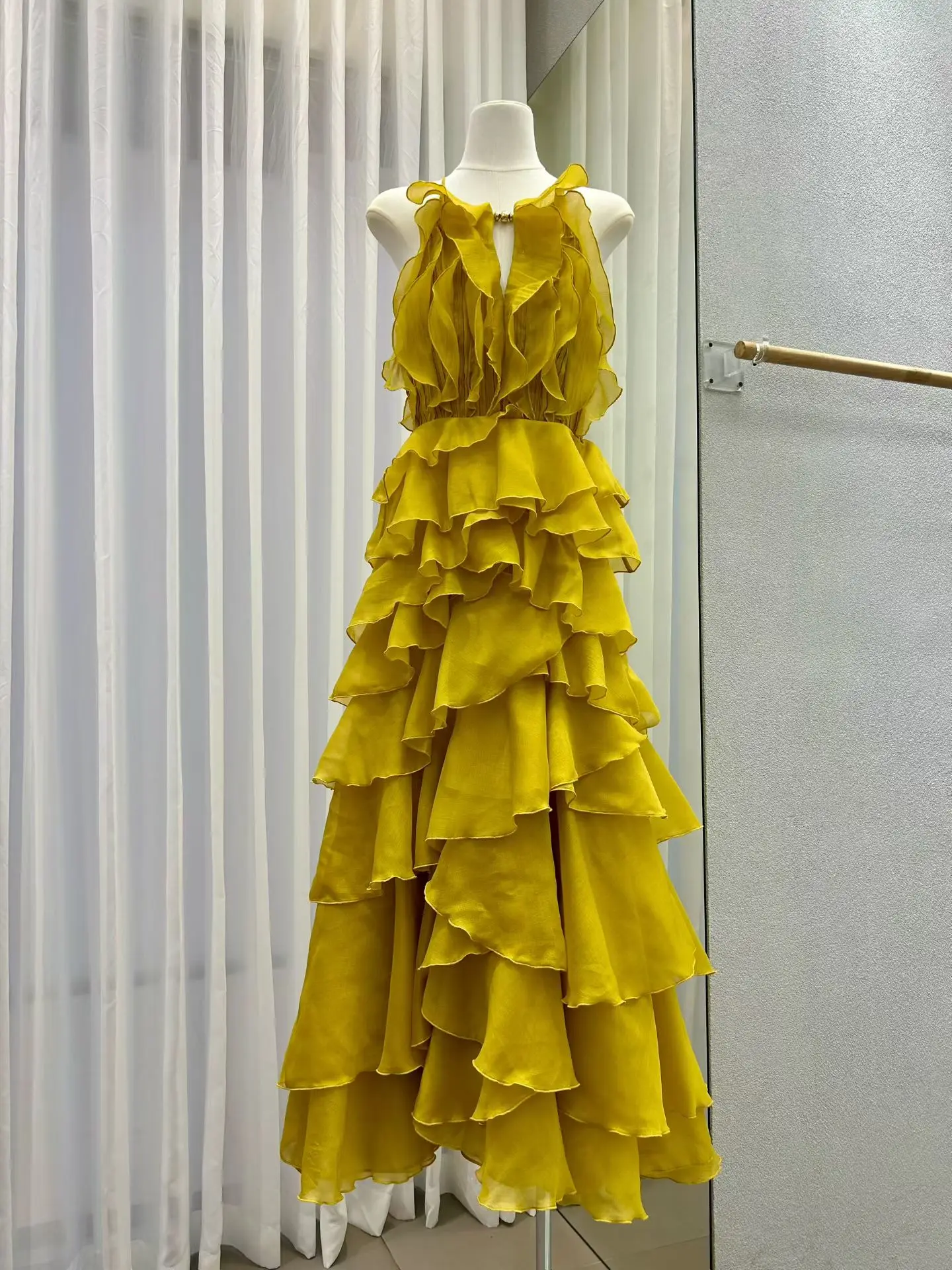 Vestido largo de pasarela de alta calidad para mujer con cuello en V y escote central recortado con volantes enmarcados