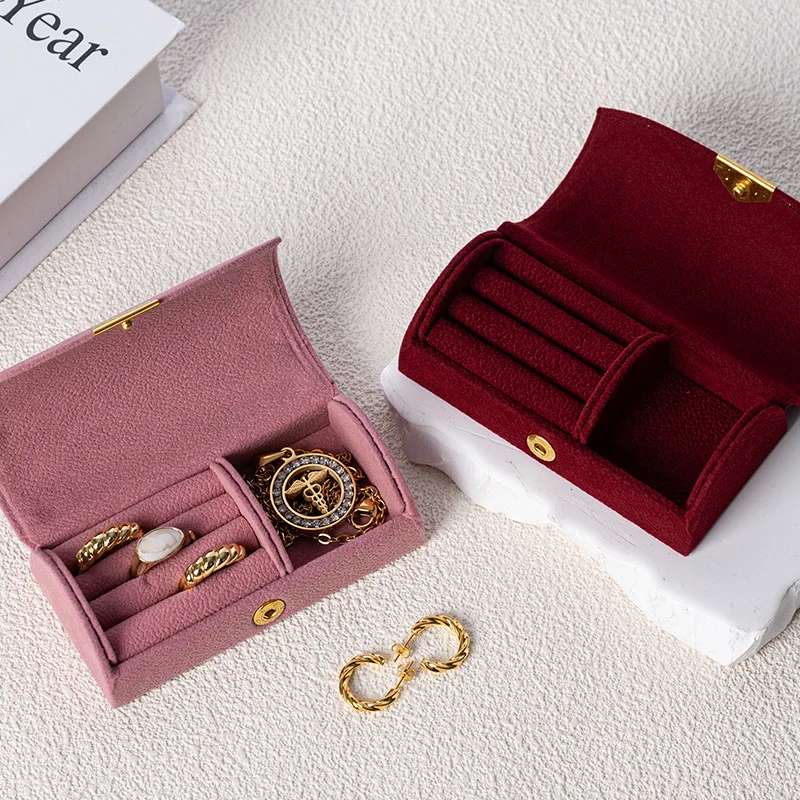 صندوق تخزين المجوهرات المحمول المقوس لرحلة عمل محمولة والسفر صندوق مجوهرات خاتم مضاد للأكسدة صندوق إكسسوار من القماش المخملي