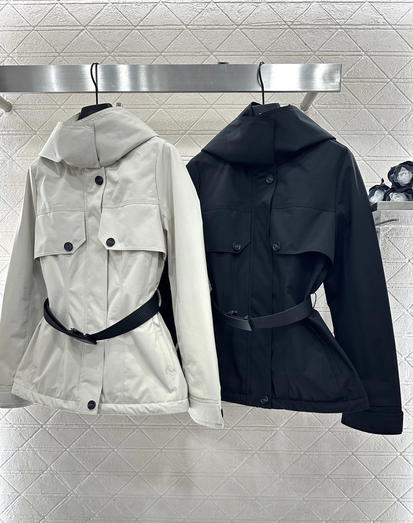 

Новый осенне-зимний пуховик и пуховик с капюшоном и поясом - это модная и простая стильная женская одежда. Роскошный.