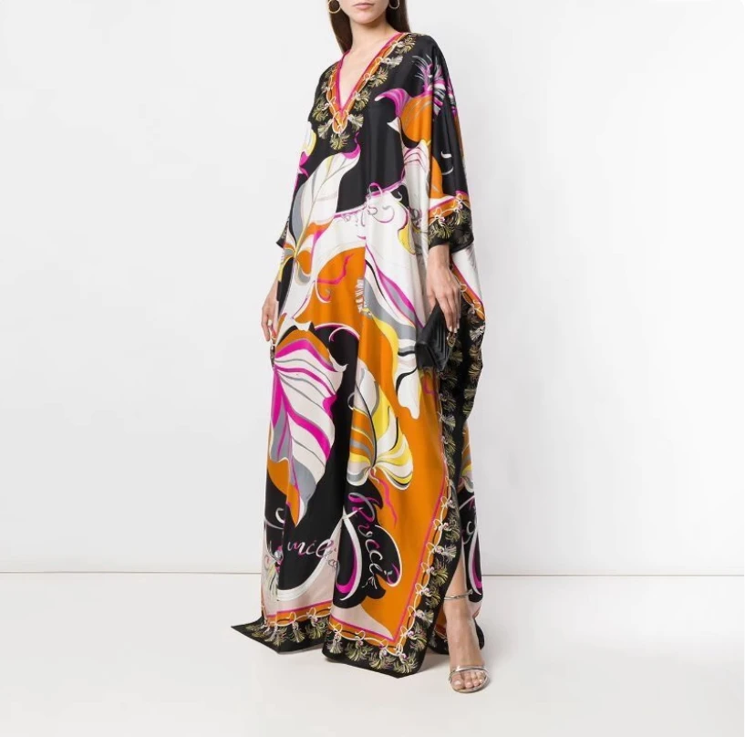 فستان مطبوع كلاسيكي غريب على الطراز الإندونيسي مع أكمام خفاش برقبة على شكل حرف V وتنورة طويلة فضفاضة بفتحة جانبية