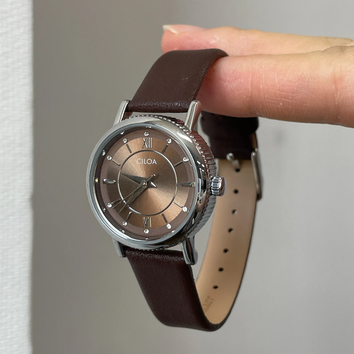 ساعة CILOA مستديرة بمزاج بني أنثى 2025 ماركة جديدة أصلية خفيفة فاخرة هدية موضة ساعة كوارتز مقاومة للماء