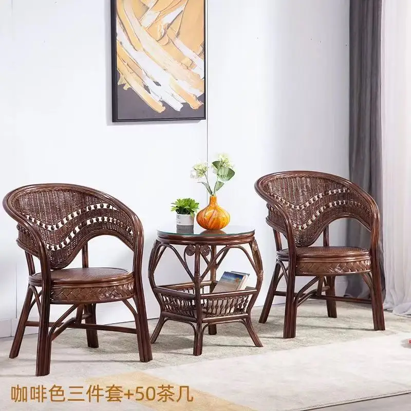 Natürlicher Rattanstuhl, dreiteiliger Balkontisch und Stuhl, Freizeit-Haushaltskombination im Innenhof