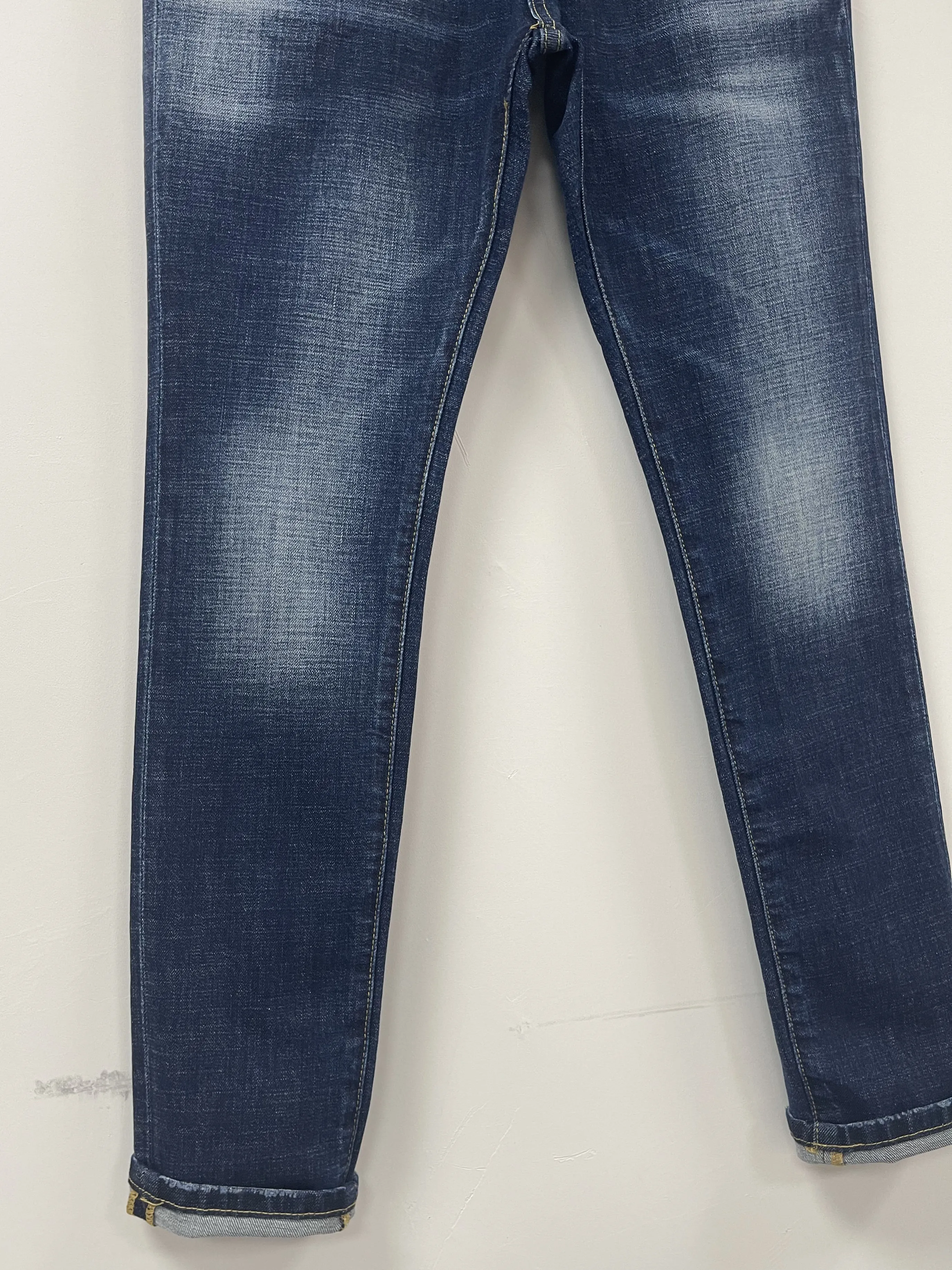 2024 Spring and Autumn New Water Wash Worn Hole Black Micro Elastic Embroidered Logo Emblem Straight Barrel D2 Jeans for Men