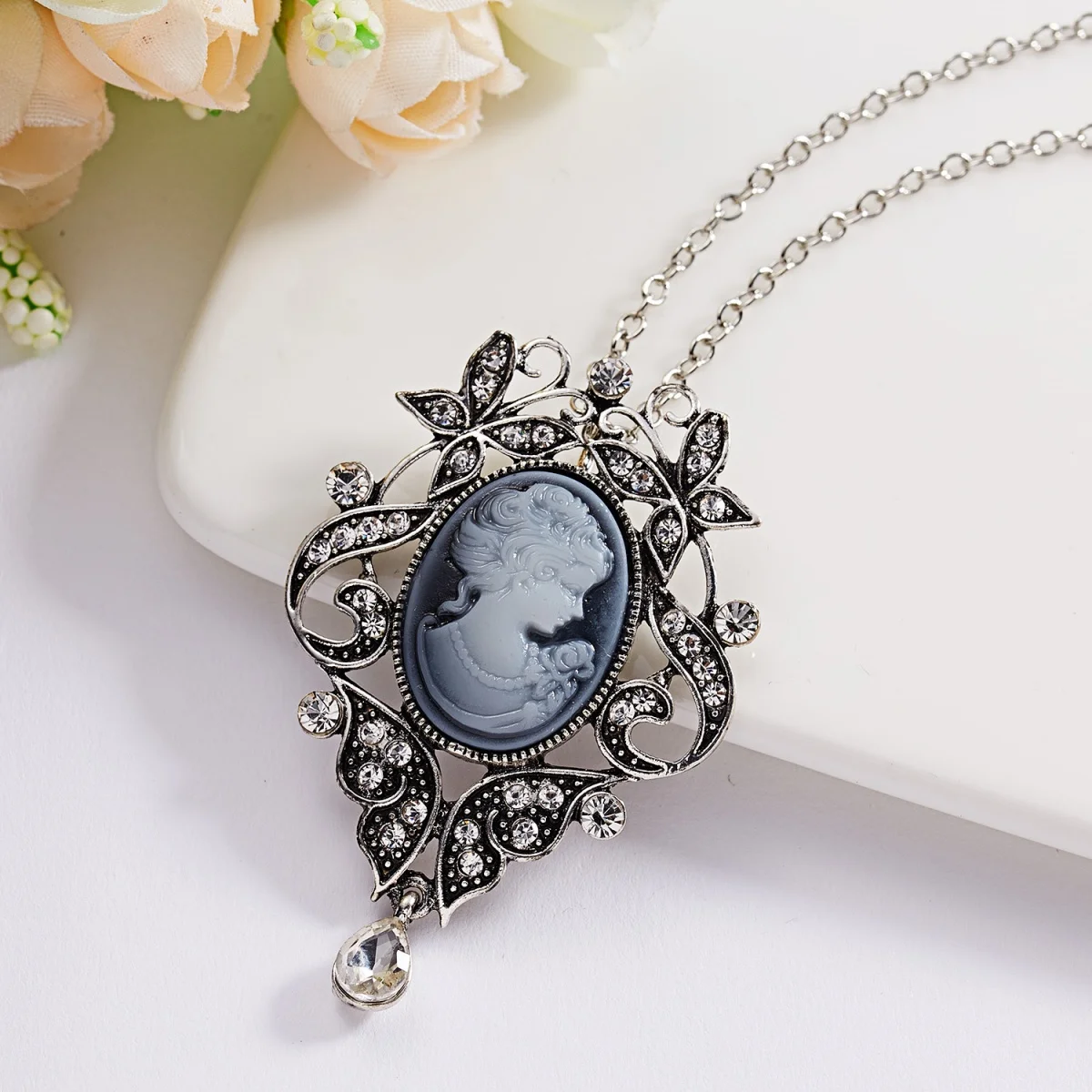 Collar con colgante de retrato de belleza de camafeo Vintage para mujeres y hombres, cadena de suéter larga de resina de lujo para señora, Reina, flor, mariposa, joyería