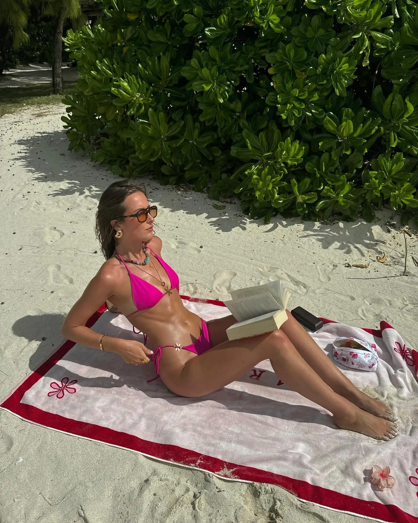 Modieus damesbadpak 2022, trendy felroze ontwerp, perfect voor strandkleding, zwembadfeesten, zomeruitje, glamour aan het zwembad