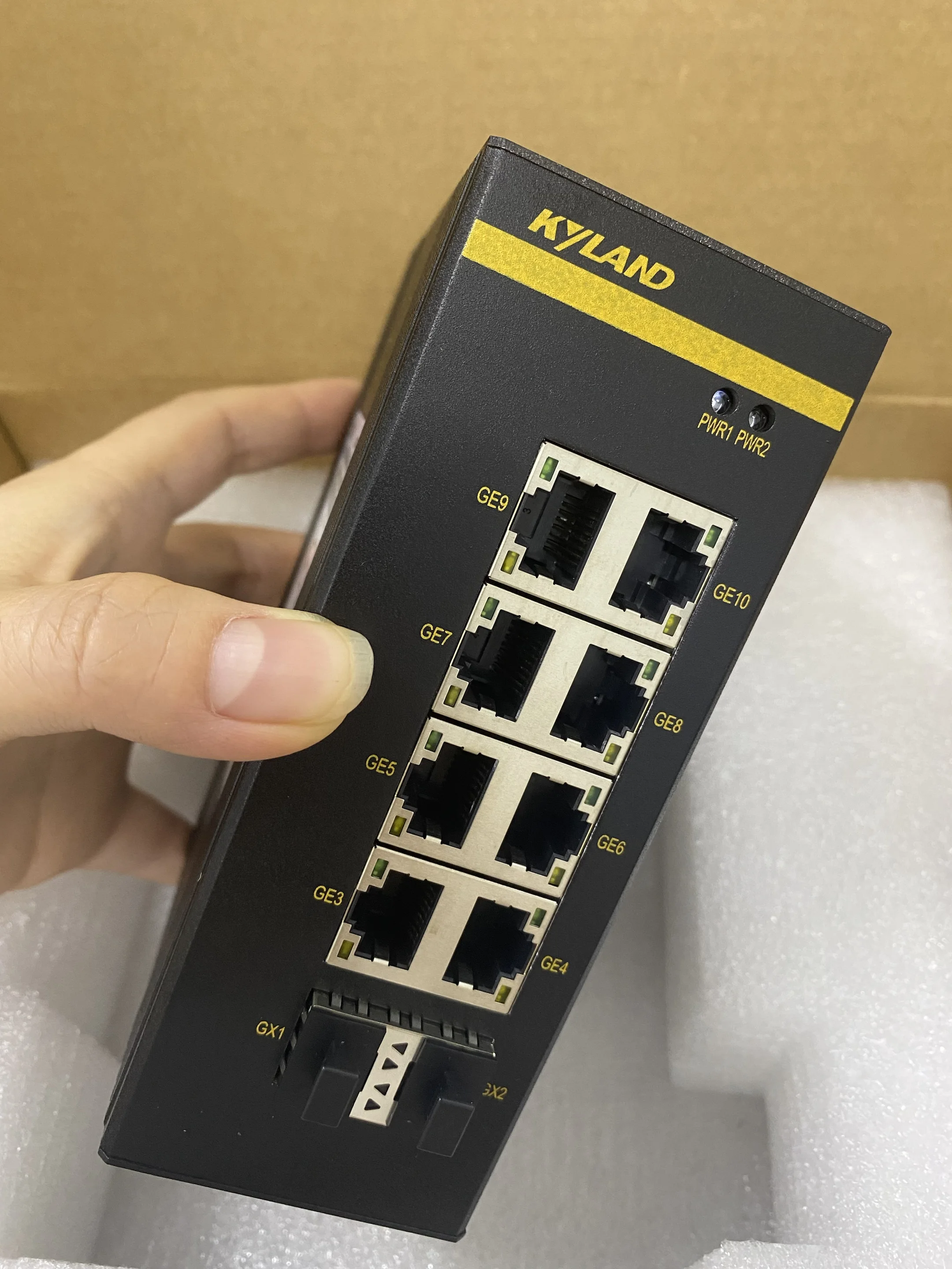 Gigabit unmanaged clamp-rail industrial Ethernet switch Opal10G-2GX8GE-LV-LV