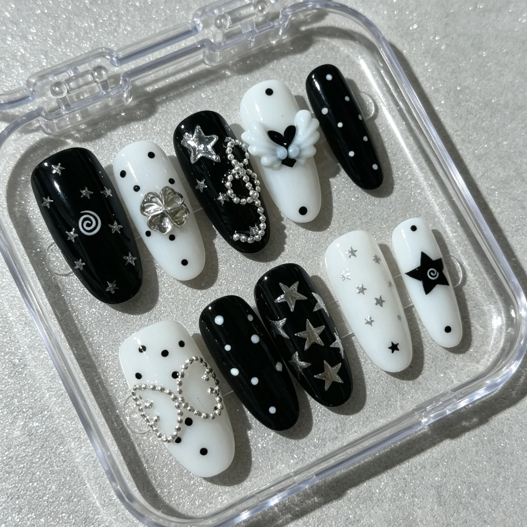 10 faux ongles ovales pressés à la main, magnifiques faux ongles, motifs pois noirs et blancs, cœurs ailes de trèfle, adaptés aux femmes