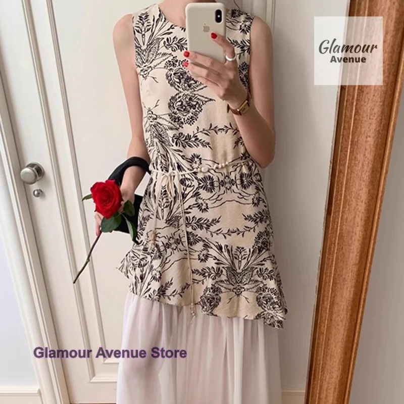 

French fashion print vest women's summer new temperament Joker sleeveless vest retro fake wind flower casual pattern top.