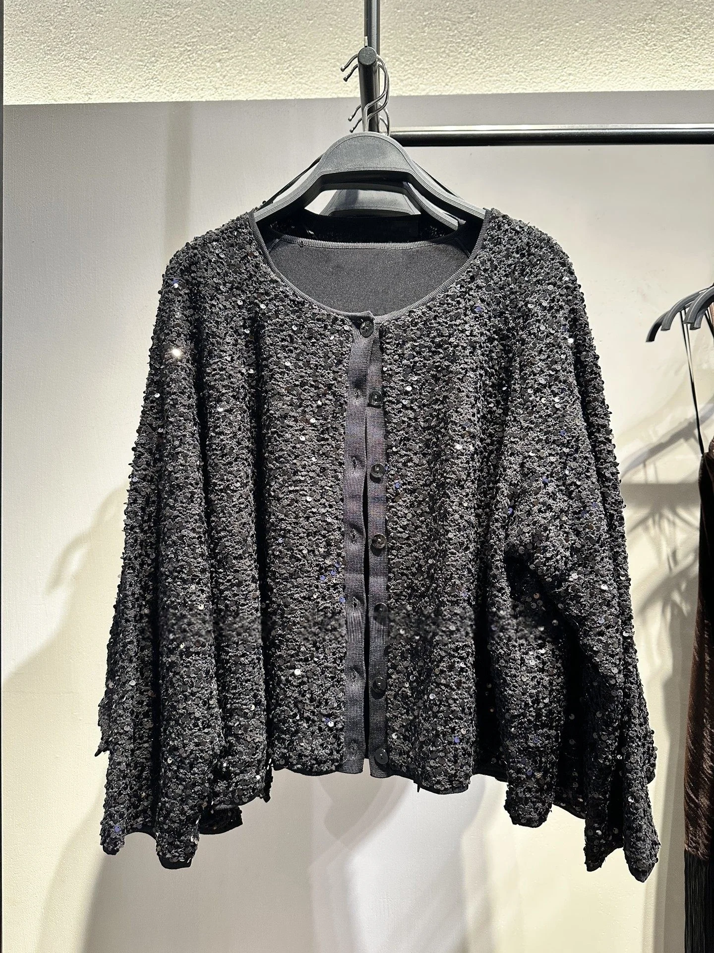 

Новая женская трикотажная куртка 2026 года с воротником-стойкой, длинными рукавами, декором из пайеток и застежкой-пряжкой, создающая элегантный образ.