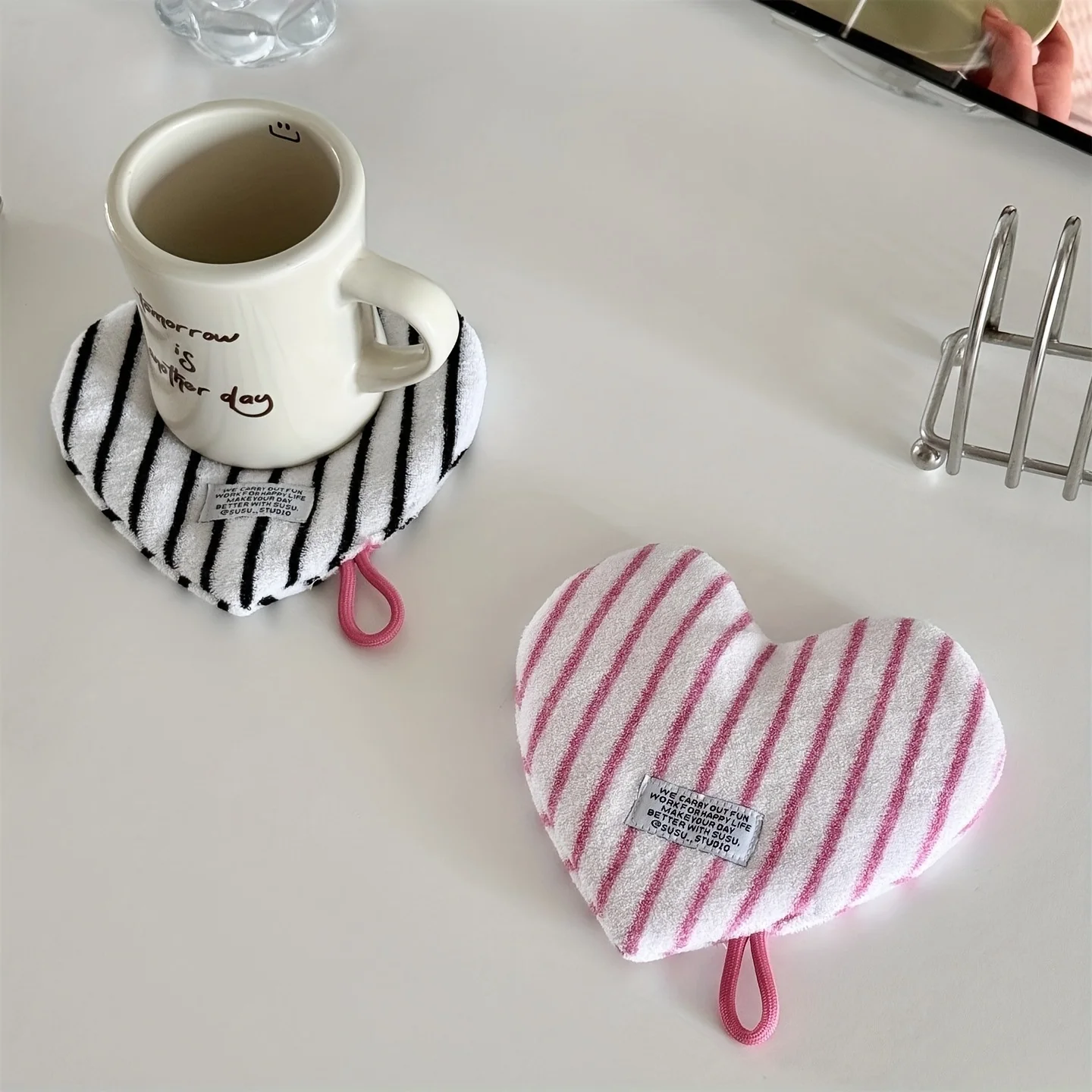 1pc Heart-Shaped Heat-Resistant Hanging Pot Holder with Loop - Non-Slip Striped Placemat & Coaster, Durable Kitchen for Hot Pots