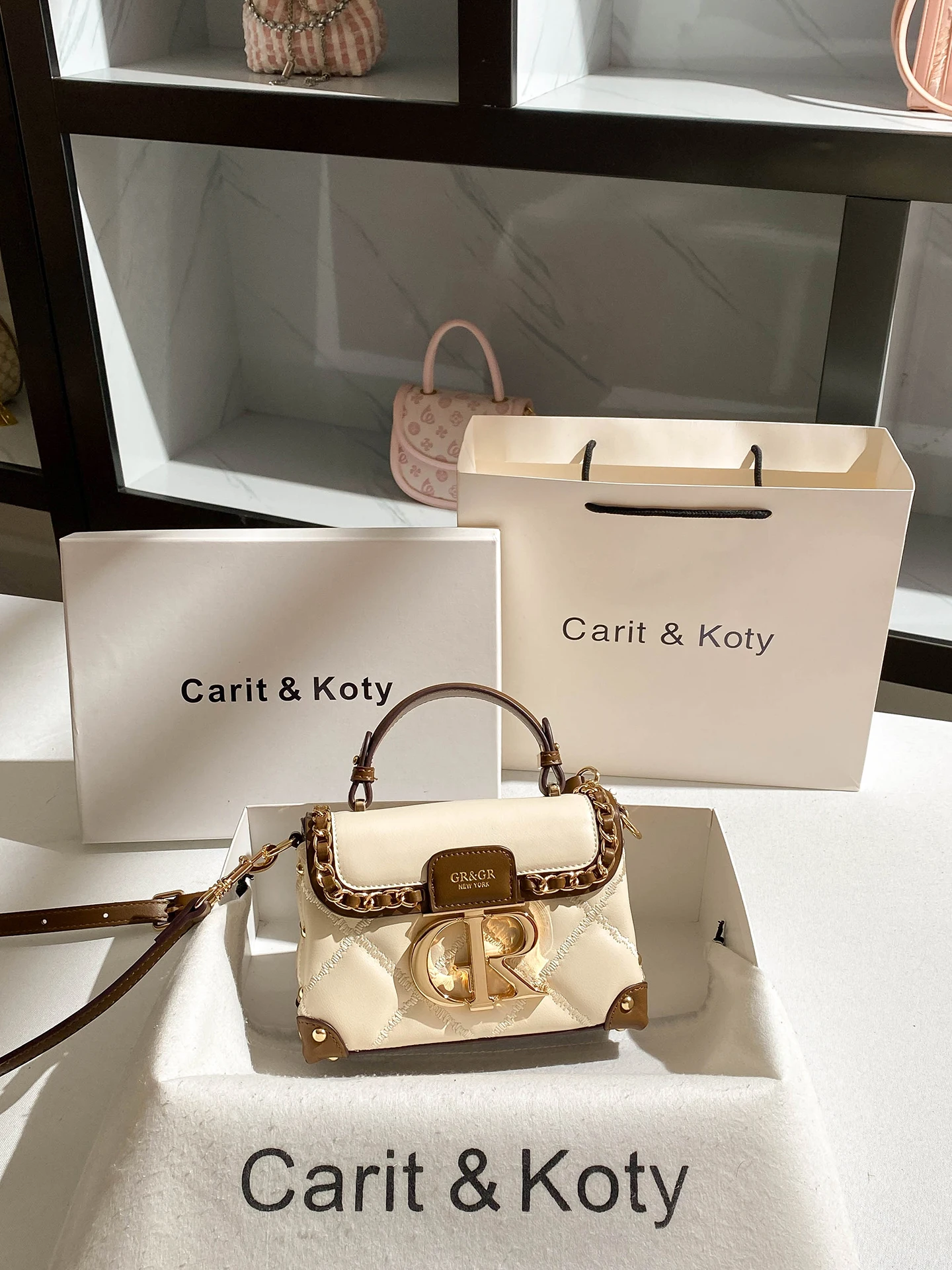 

Luxury and Vintage Square Make Up Evening Bag with Premium Leather and Delicate Metal Decoration 2025 Winter New in Handbags