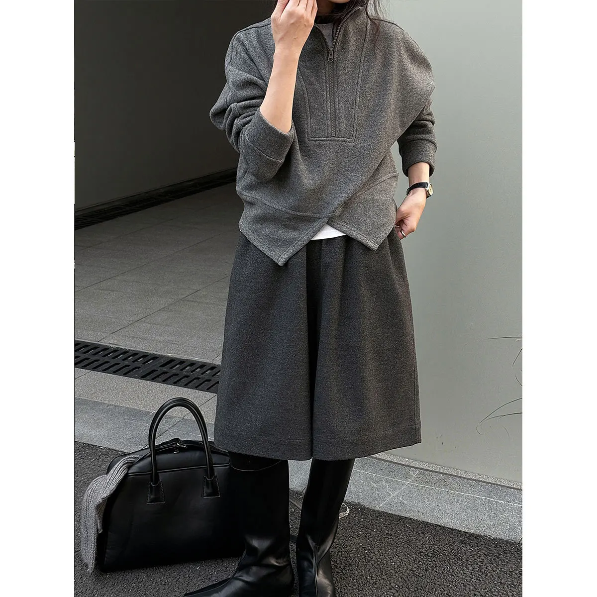 Soft and Sticky Gray Half Zipper Thick Velvet Sweatshirt for Women in Autumn and Winter Wide and Relaxed with a Split Top And