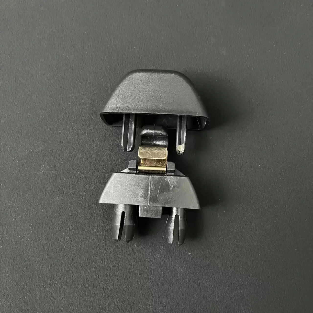 Inner Sun Visor Hook Clips For Audi A6 C6 05-13 For VW New Passat New Polo Sun Visor Clip Hanger 6R0857561 6RD857561