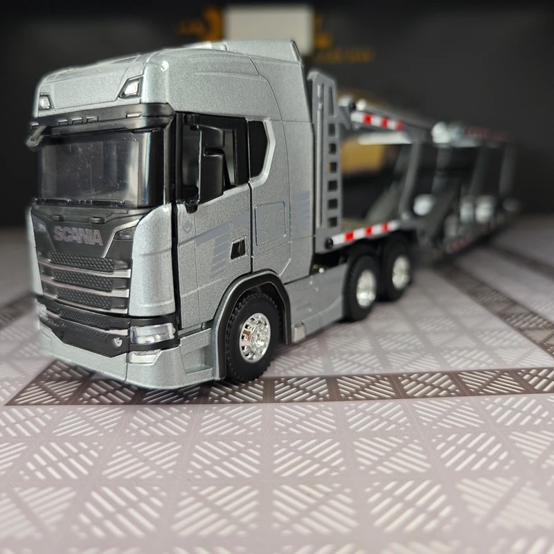 

Модель-копия автотранспортного средства Scania с двумя этажами, масштаб 1:50, из сплава, с открывающимися дверями и выдвижной платформой.