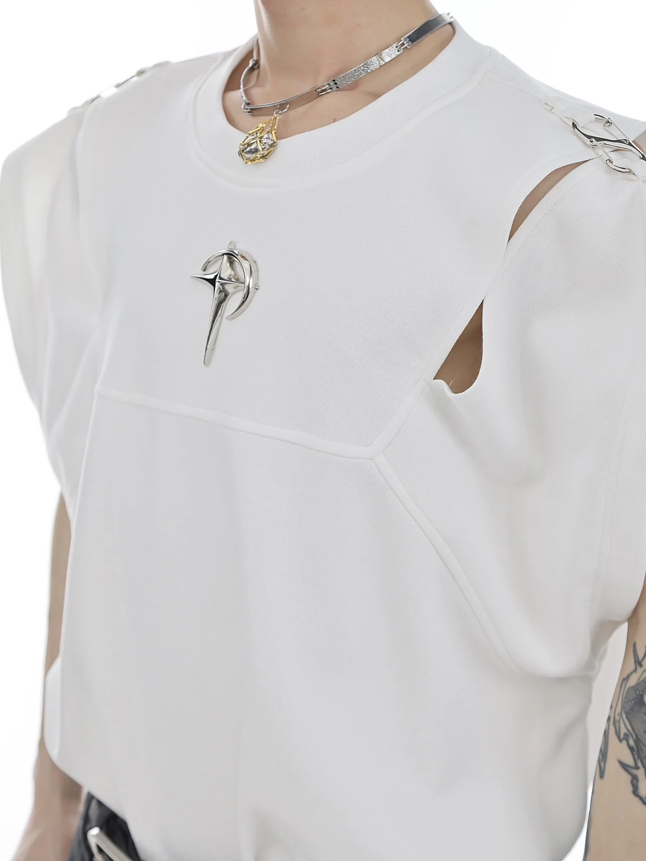 Loose Fit Metal Design Sleeveless Tank Top for Men Casual Basic Tee Youth Fashion Polyester Cotton Blend Summer Wear