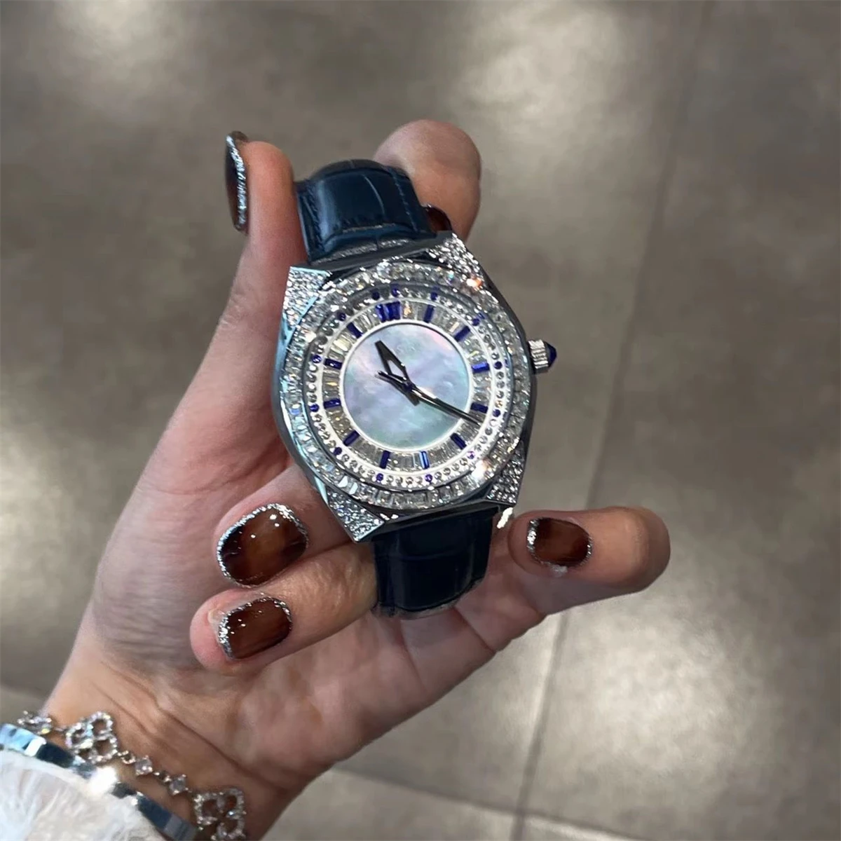 2024 último reloj completo de diamantes para mujer, reloj ligero de lujo con nicho de gama alta, Esfera Grande, reloj de moda femenina de alta gama