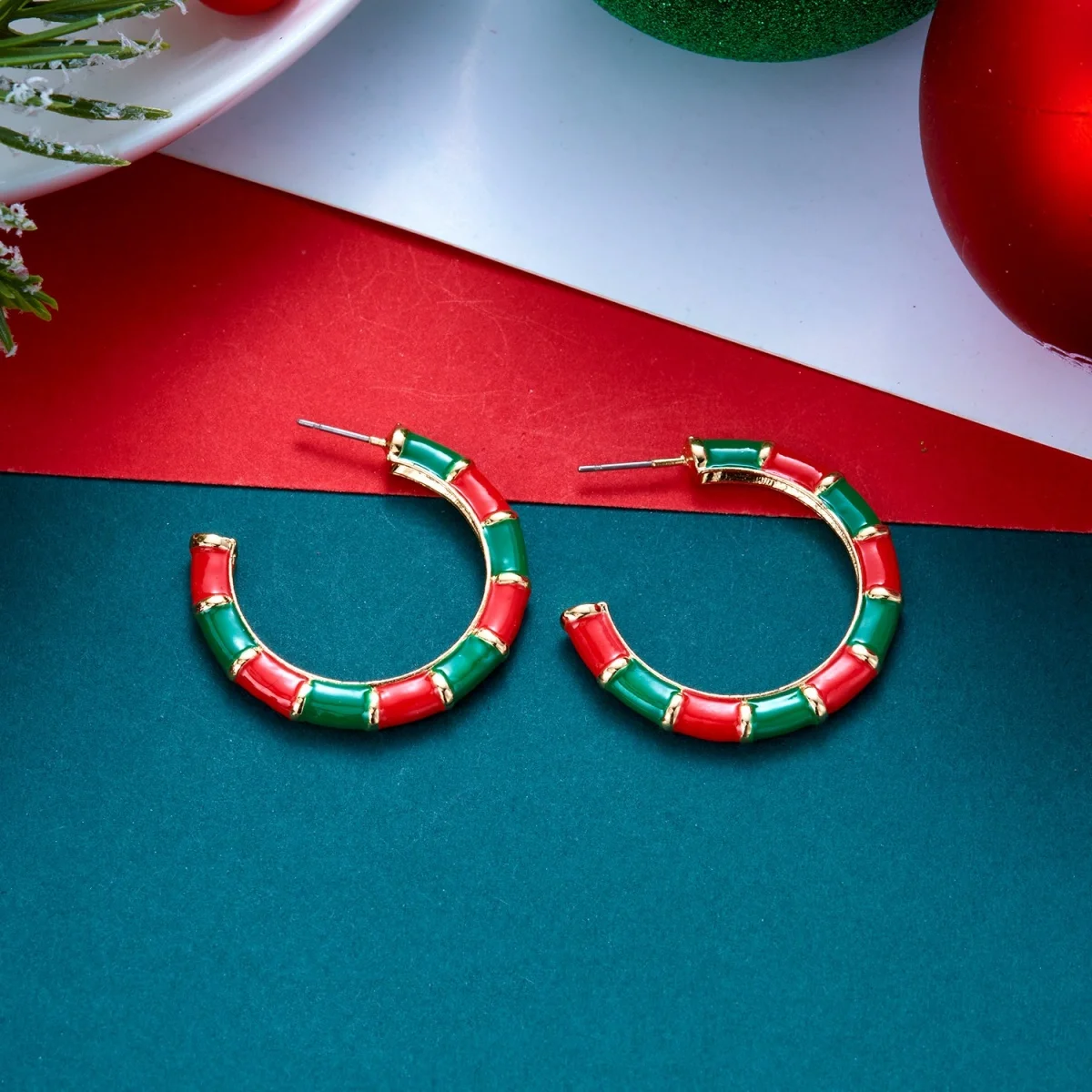 Weihnachtliche, rot-grüne, emaillierte, gedrehte C-förmige Ohrstecker für Damen, unregelmäßige Kreisohrringe, Schmuckgeschenk für Feiertage und Neujahrspartys – Detail 24
