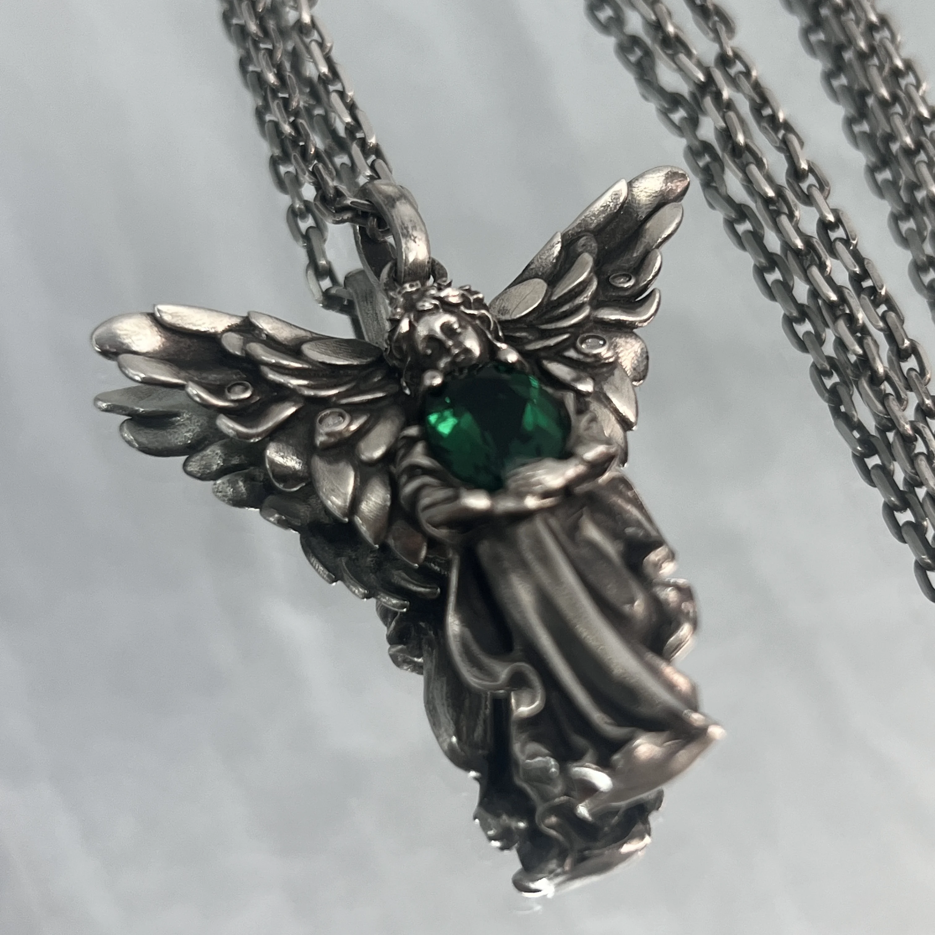 

S925 antique small angel necklace with emerald inlaid, trendy and personalized Cupid pendant, vintage silver jewelry