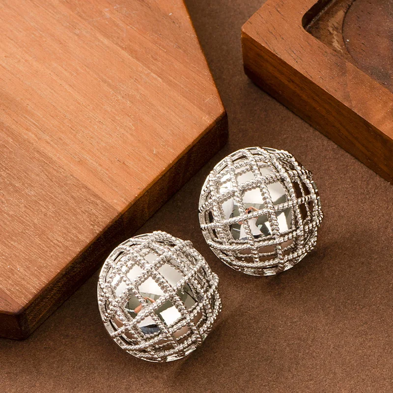 

Exquisite and fashionable exaggerated mesh geometric round earrings, light luxury and high-end holiday style earrings for women