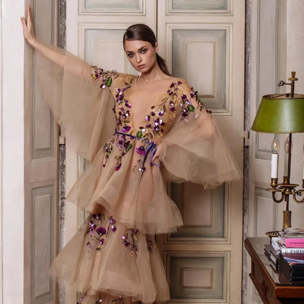 Robes de soirée à fleurs violettes, décolleté en V profond, plis à plusieurs niveaux, appliques à paillettes élégantes, tulle superposé, robes de Rh, mode